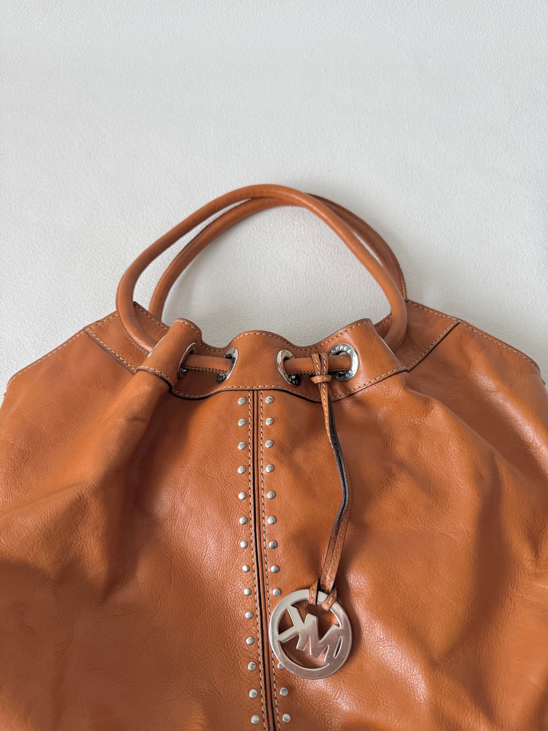 마이클코어스(MICHAEL KORS) 스터드 레더백 상품이미지2