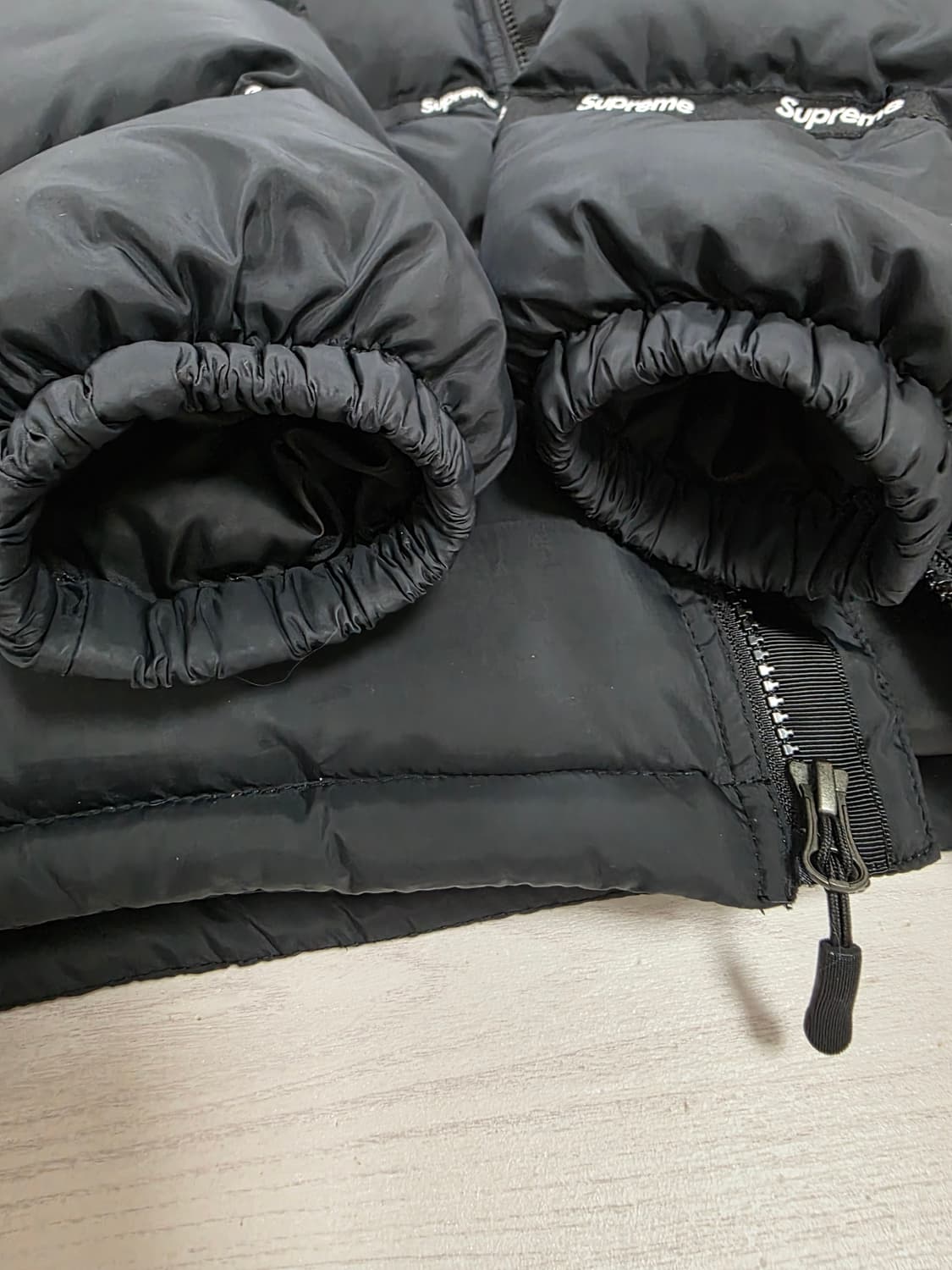 슈프림 테이프 로고 푸퍼 패딩 블랙 상품이미지3