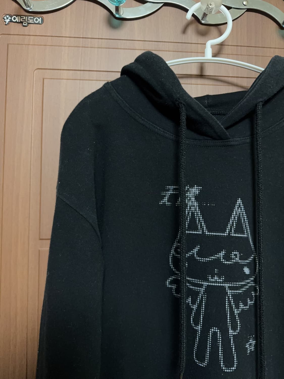 서브컬쳐 마플샵 만장님 블랙 천사냥 프린팅 후드티 상품이미지3