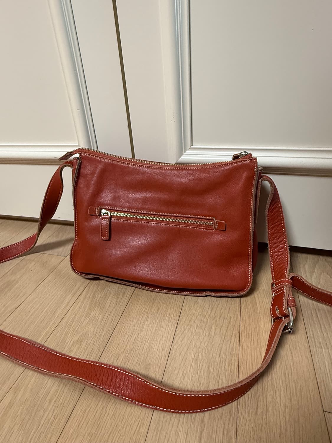 마가렛호웰 아이디어 소가죽 크로스백 상품이미지6