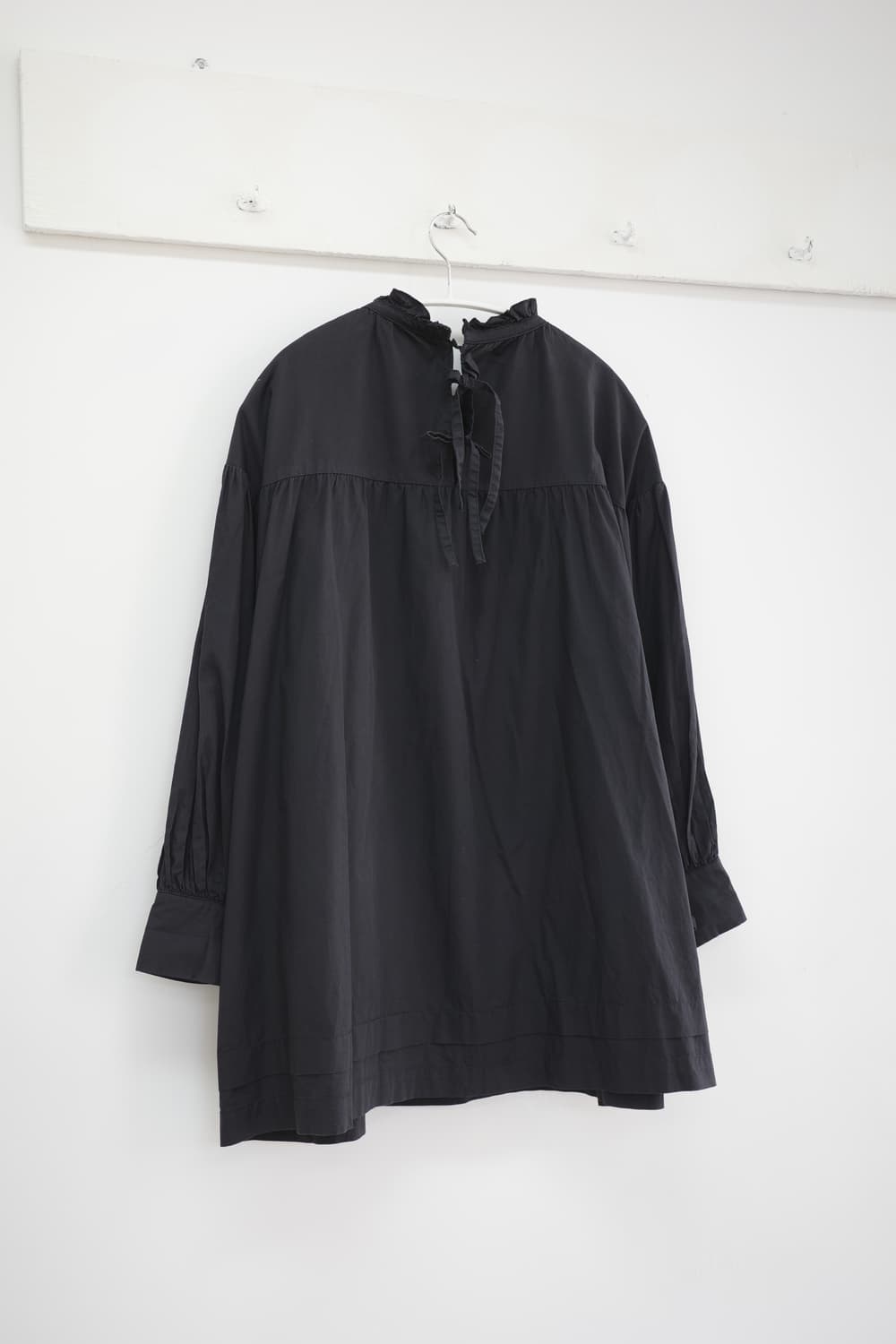 Frill black blouse 상품이미지1