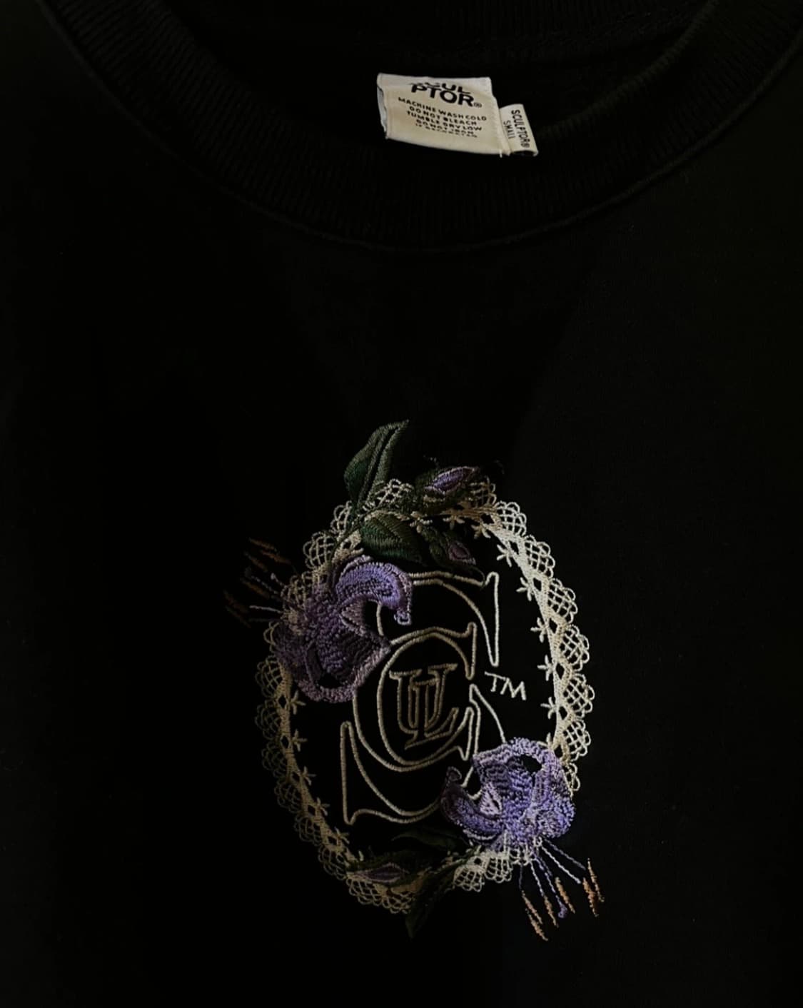 스컬프터 자수 기모 블랙 맨투맨 상품이미지2