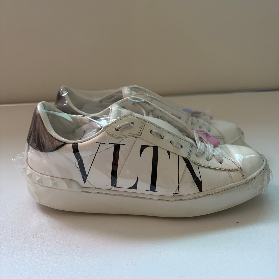 발렌티노 가라바니 락스터드 스니커즈 상품이미지2