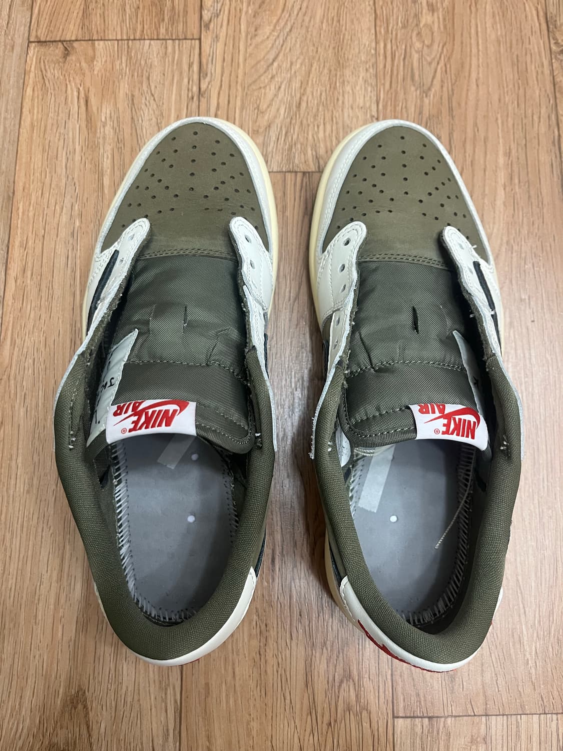 ( 260 ) 조던1 X 트레비스 스캇 레트로 로우OG 리버스 올리브 상품이미지1