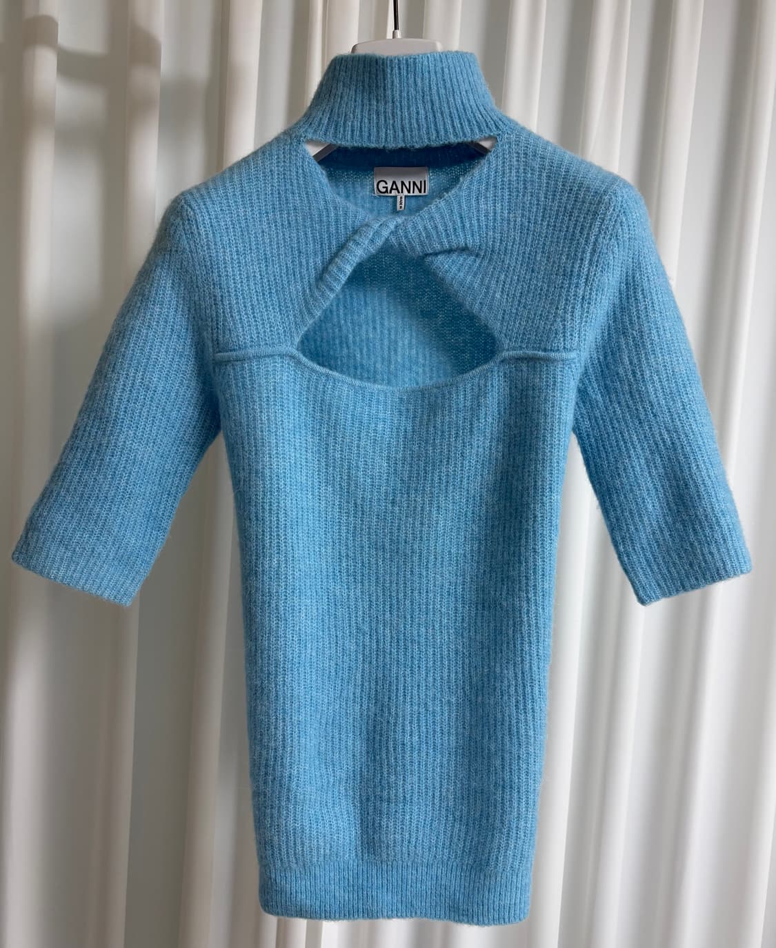 가니 컷아웃 니트 상품이미지1