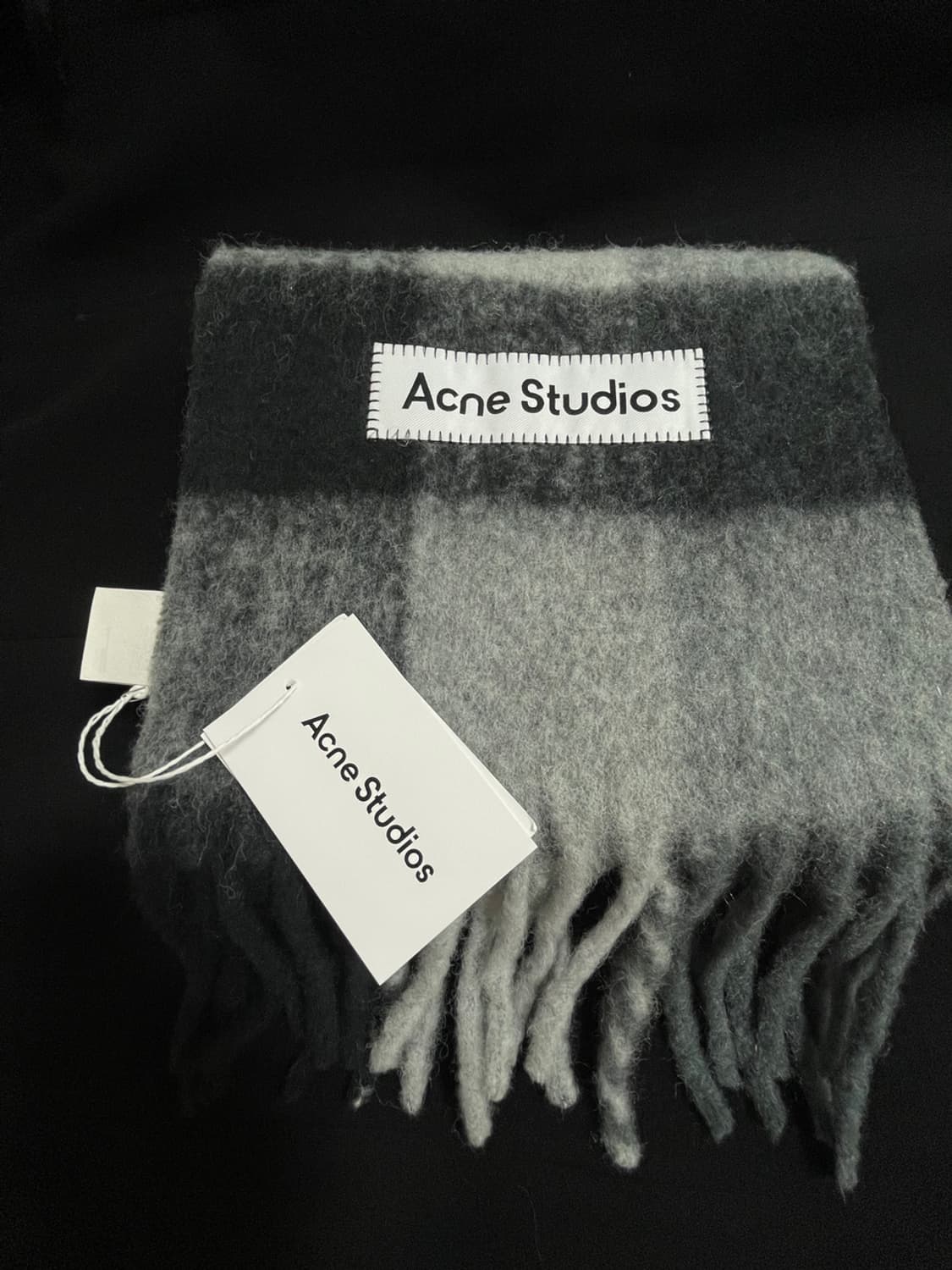 아크네 스튜디오 모헤어 다크 블랙 그레이 머플러 상품이미지1