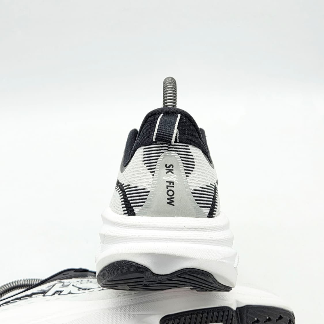  호카 우먼스 스카이플로우 블랙 화이트 (245 wide)  상품이미지2