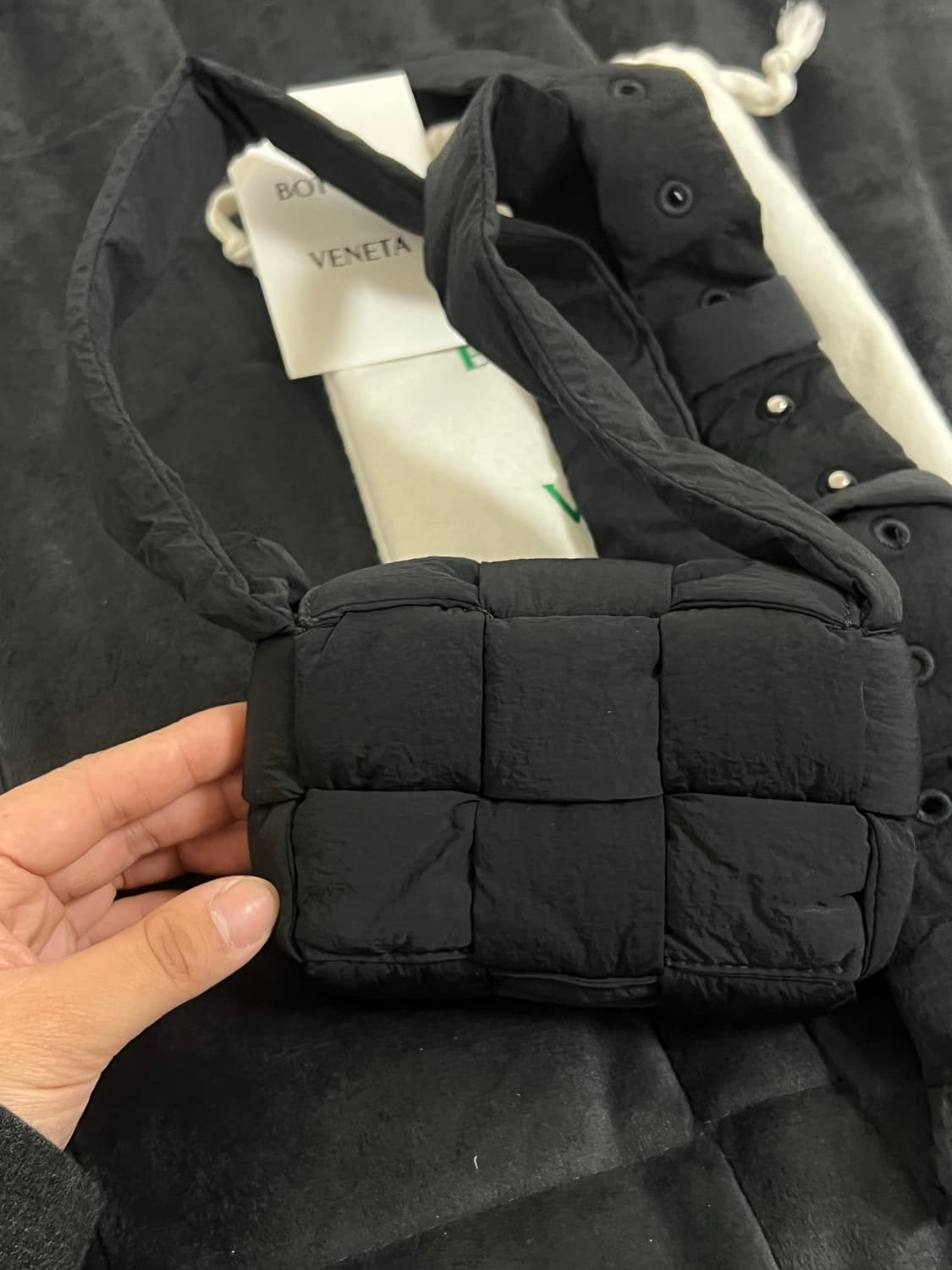 보테가베네타 패딩 테크 카세트백 미니 블랙 상품이미지3