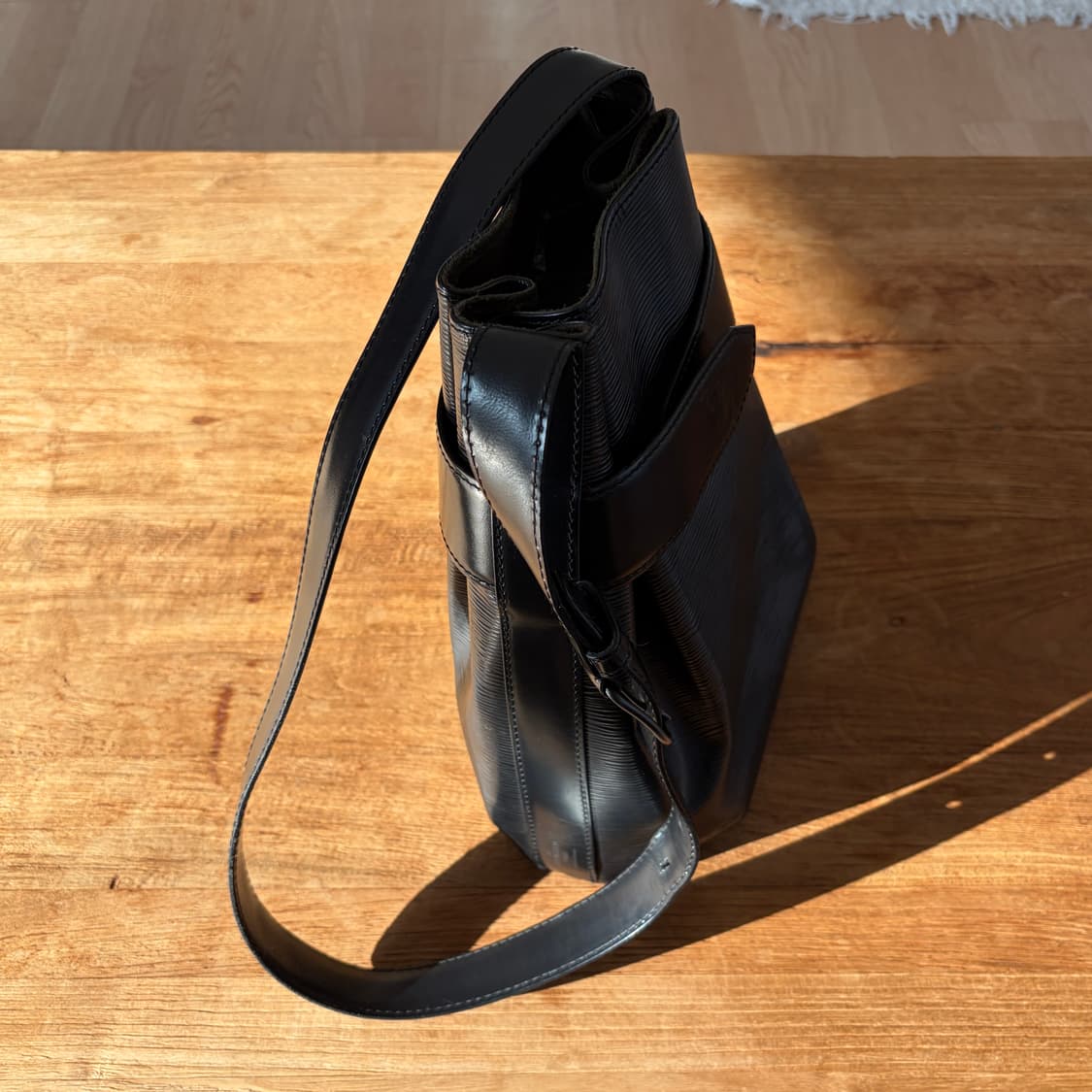 루이비통 에삐 삭데폴 숄더백 상품이미지5