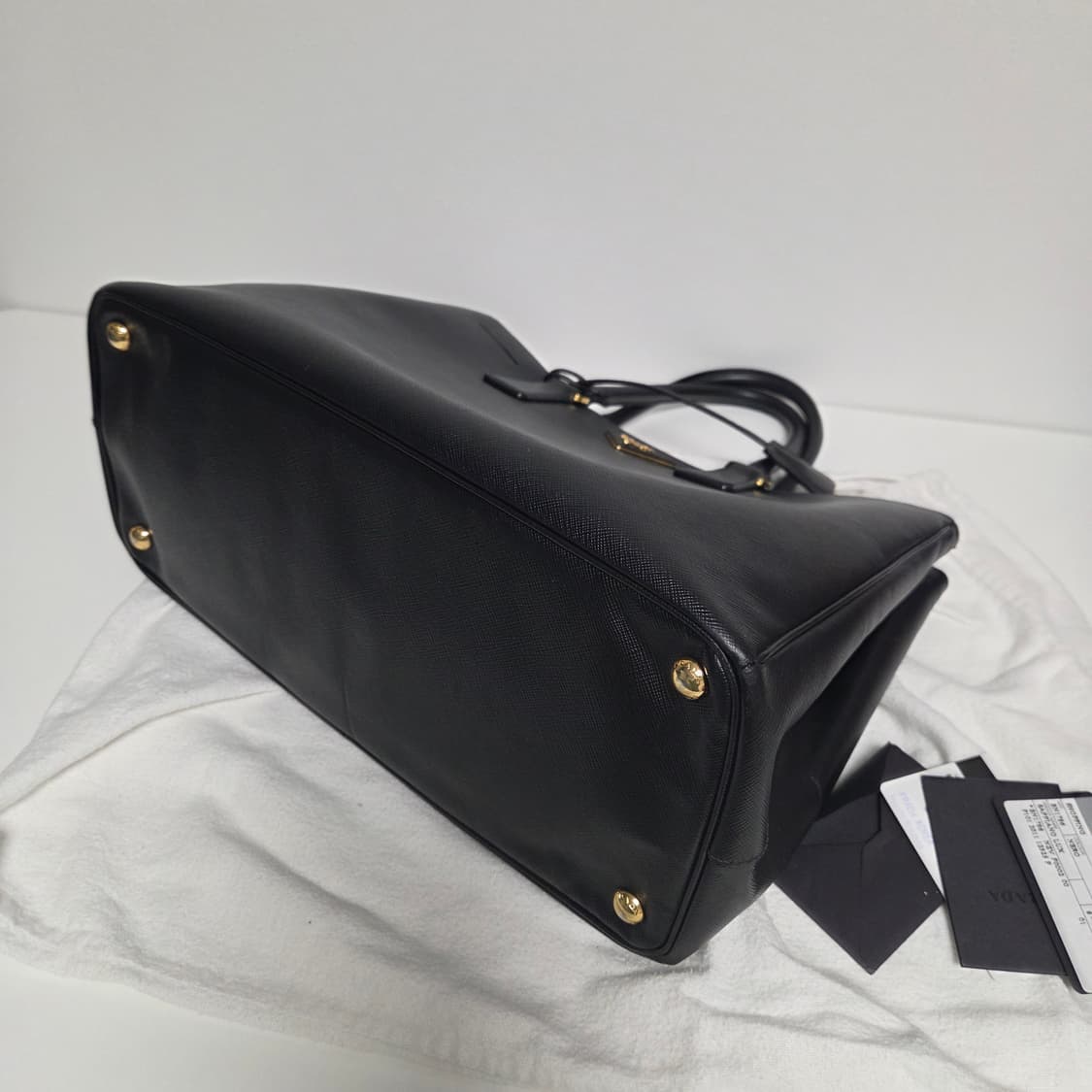PRADA 프라다 정품 블랙 사피아노 금장 럭스 토트백 상품이미지7