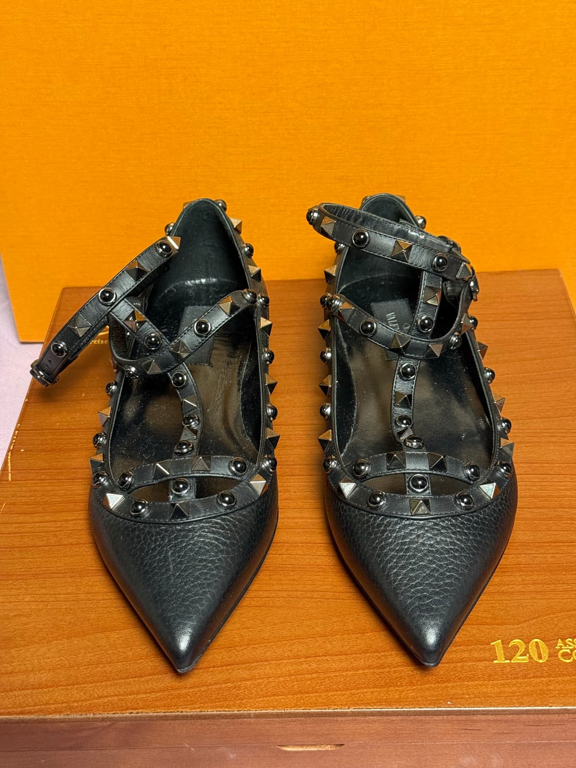 발렌티노 락스터드 플랫슈즈 상품이미지1