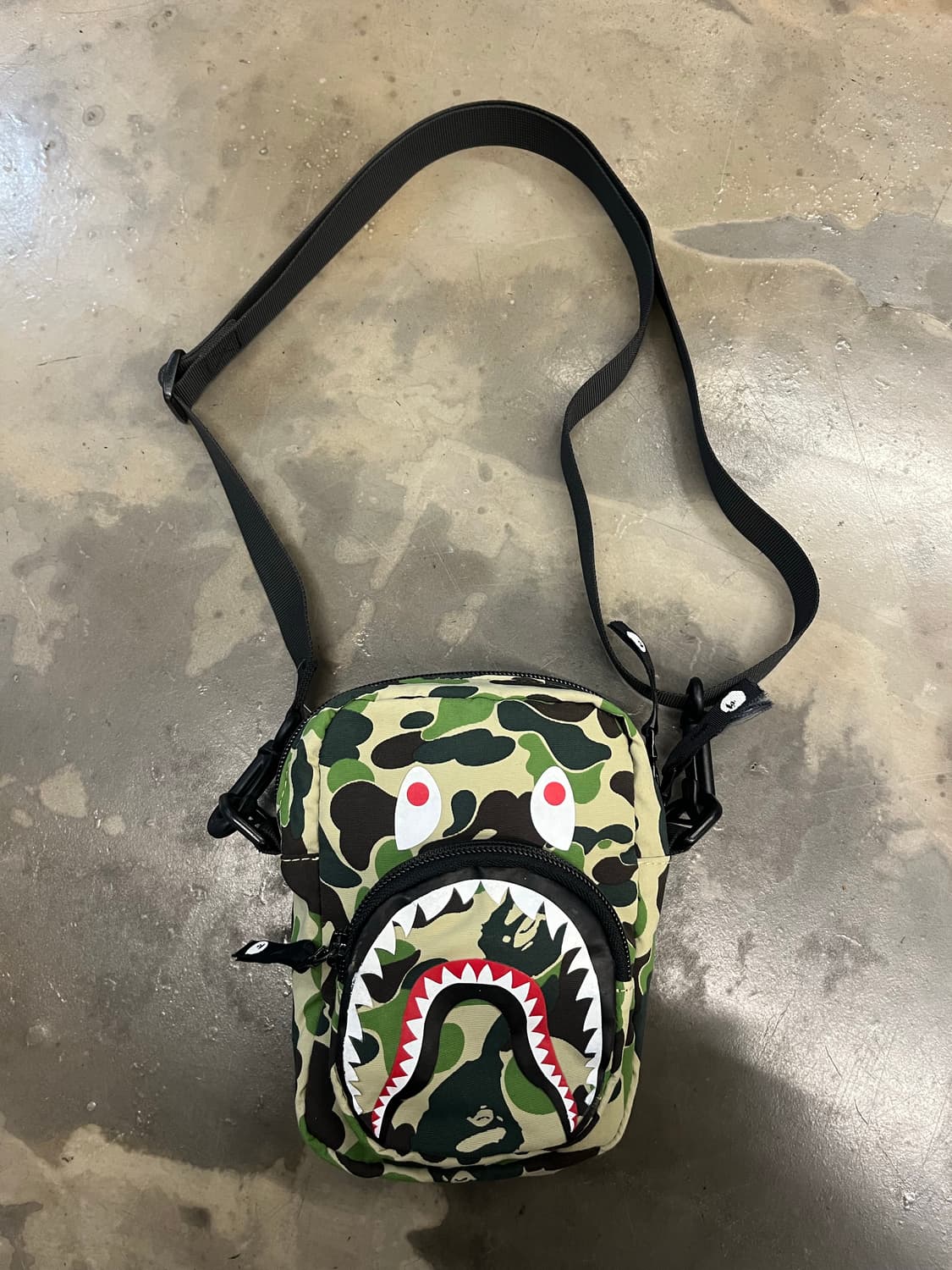 베이프 샤크 미니 크로스백  상품이미지1