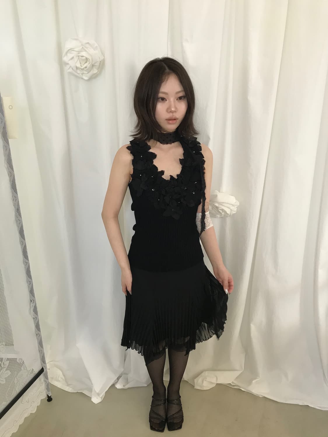 블랙 플라워 디테일 슬리브리스 상품이미지2