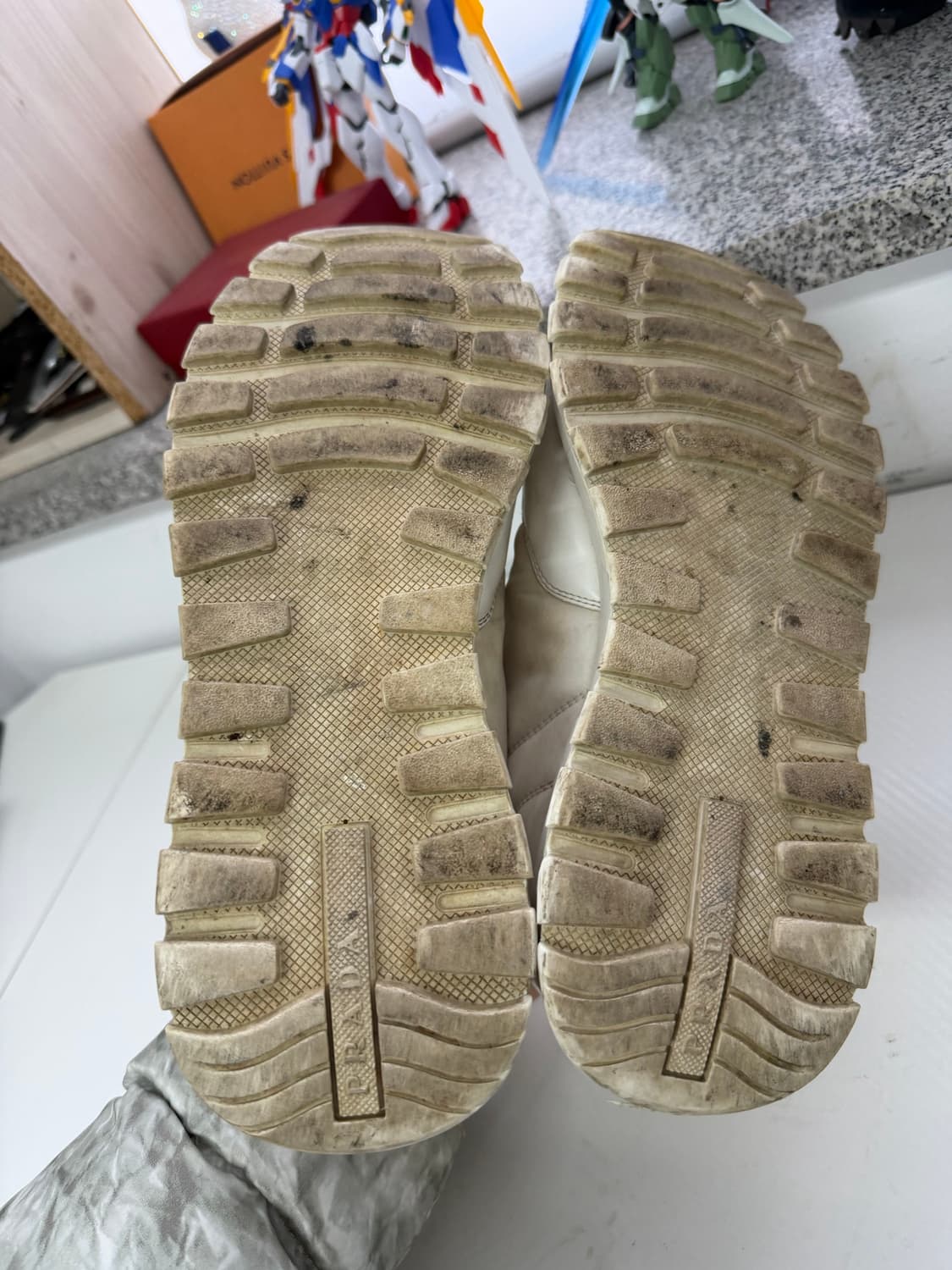 정품) 프라다 남성 리나일론 삼각로고 브러시드 레더 스니커즈 8  상품이미지10