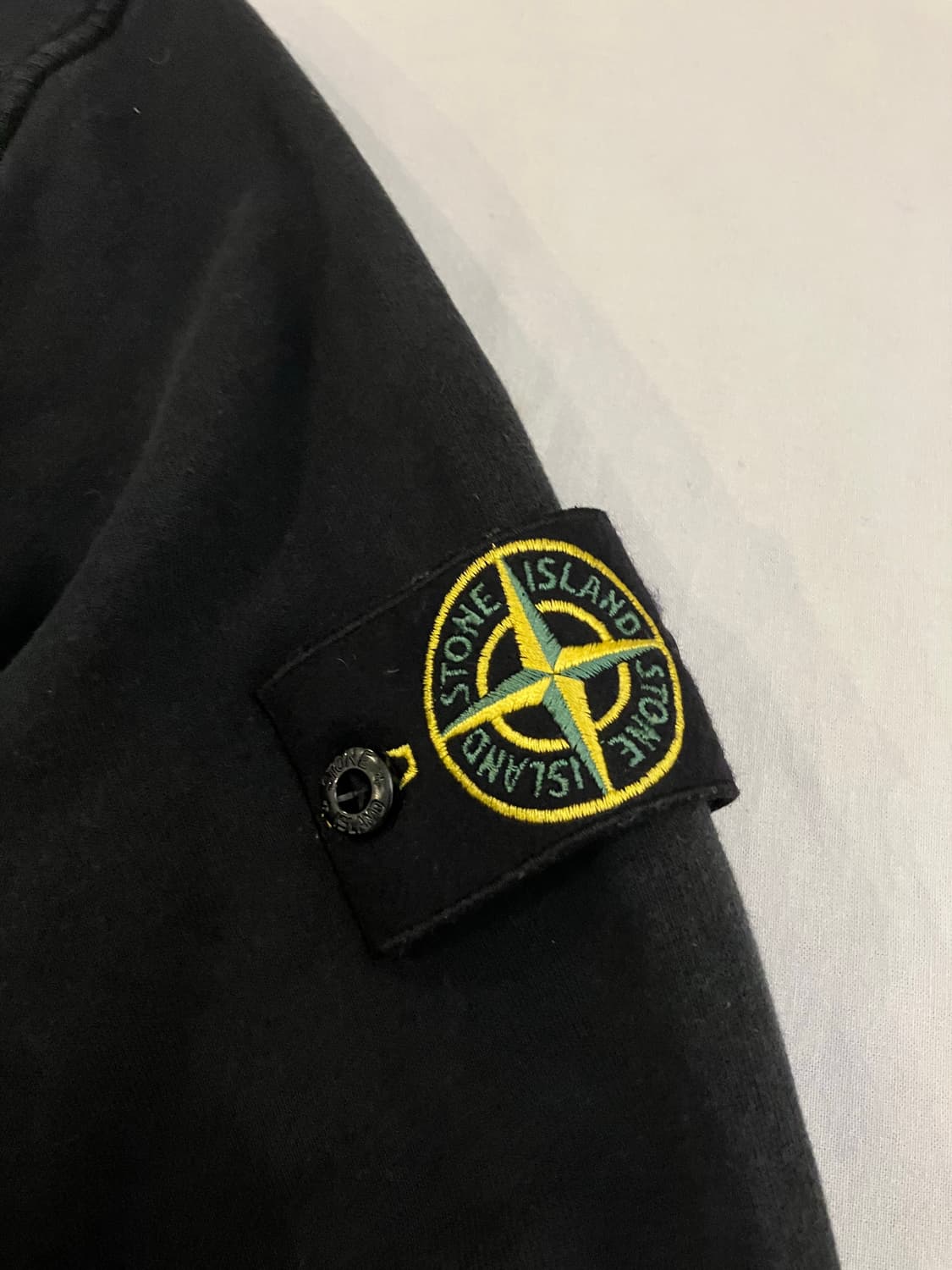 22FW 스톤아일랜드 와펜 크루넥 맨투맨 블랙 상품이미지2