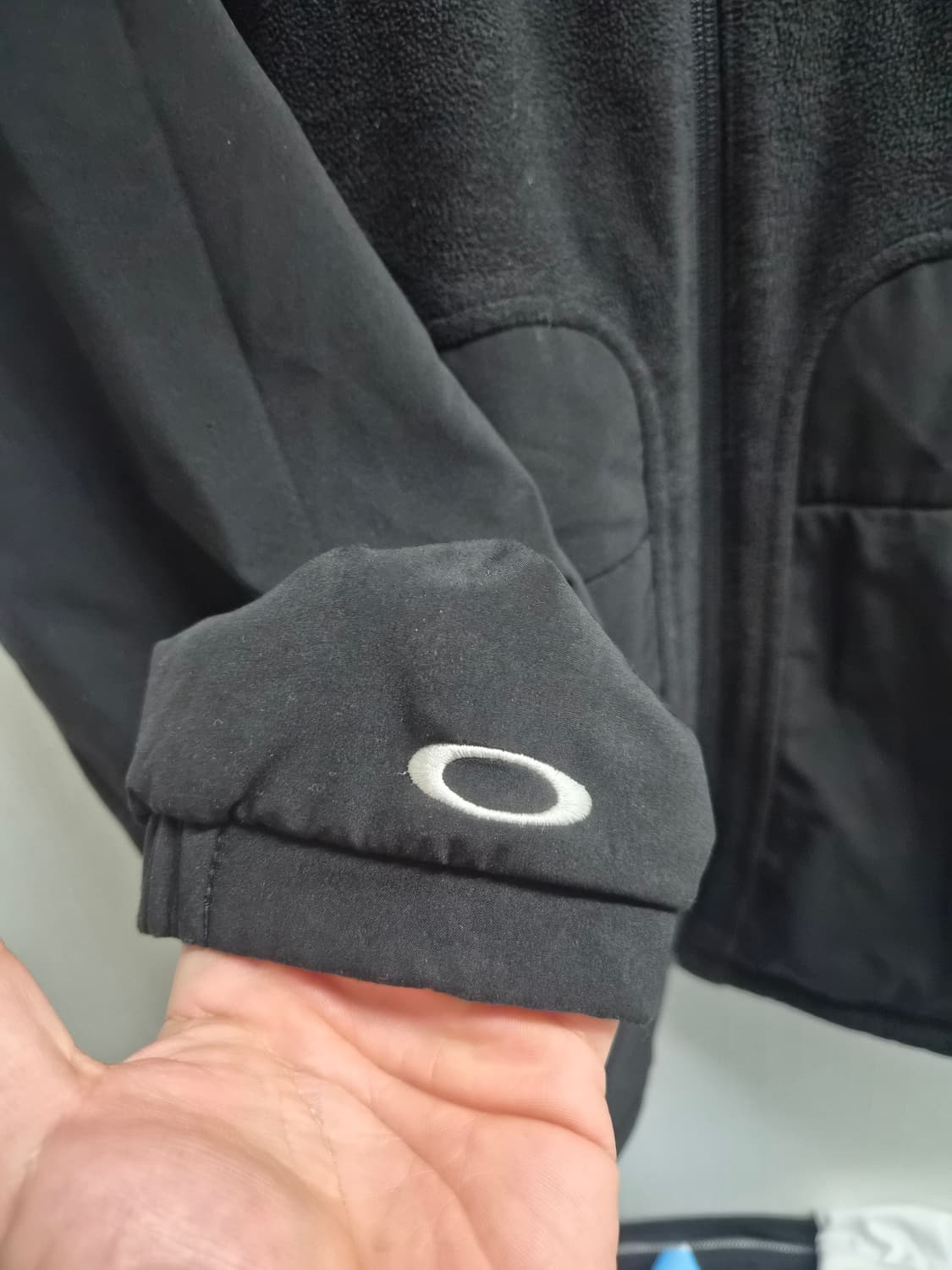 L/105) 오클리 스몰로고 플리스 점퍼 팝니다 상품이미지2