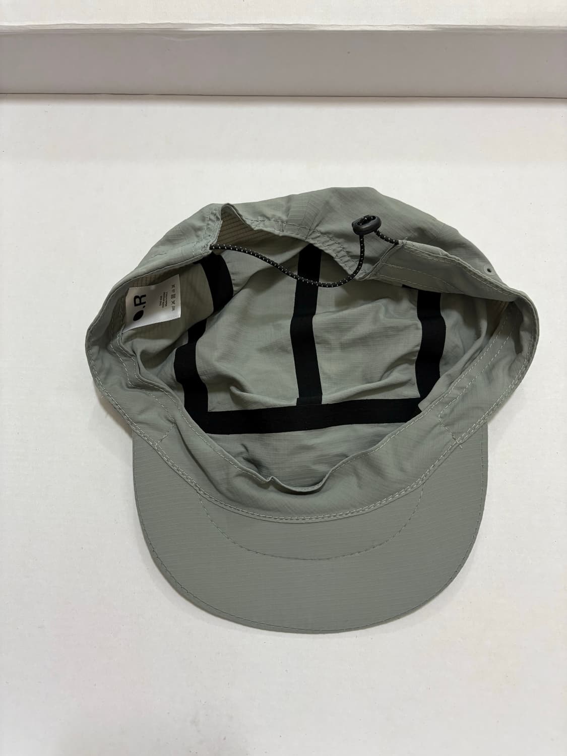 옵티미스틱러너스 심볼 로고캡 차콜 상품이미지4