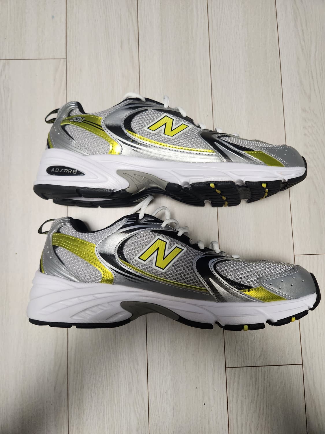 뉴발란스 530 실버 옐로우 운동화 사이즈275

거의 새거오염 하자없이 상품이미지9