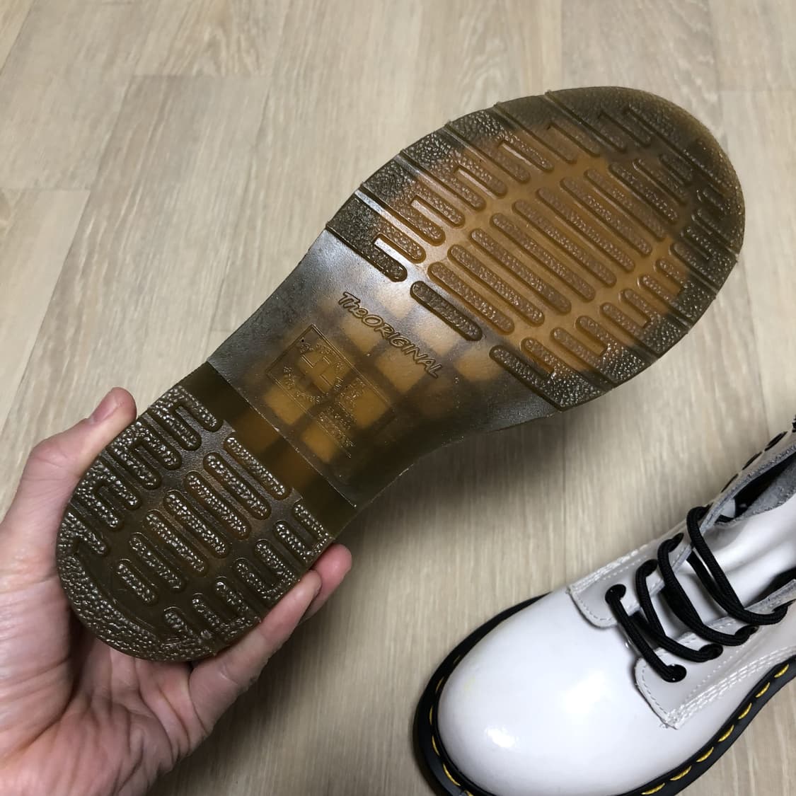 (230) 닥터마틴 1460 화이트 페이턴트 레더 8홀 부츠 워커 230 상품이미지7