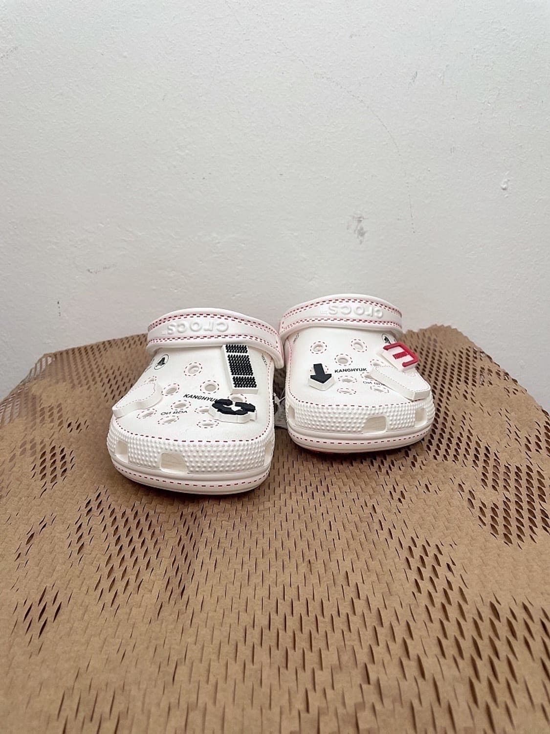 (정품/새상품) 크록스 X 강혁 공용 클래식 클로그 화이트 샌들 상품이미지3