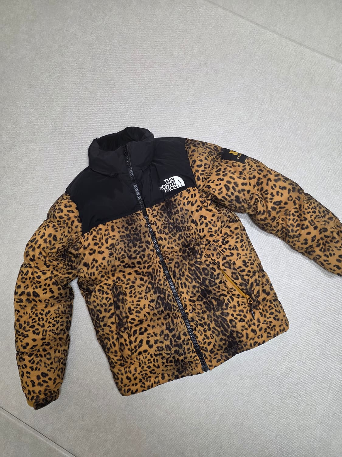 노스페이스 X 케이스스터디  치토스 레오파드 패딩 s(90) 사이즈 판매 상품이미지1