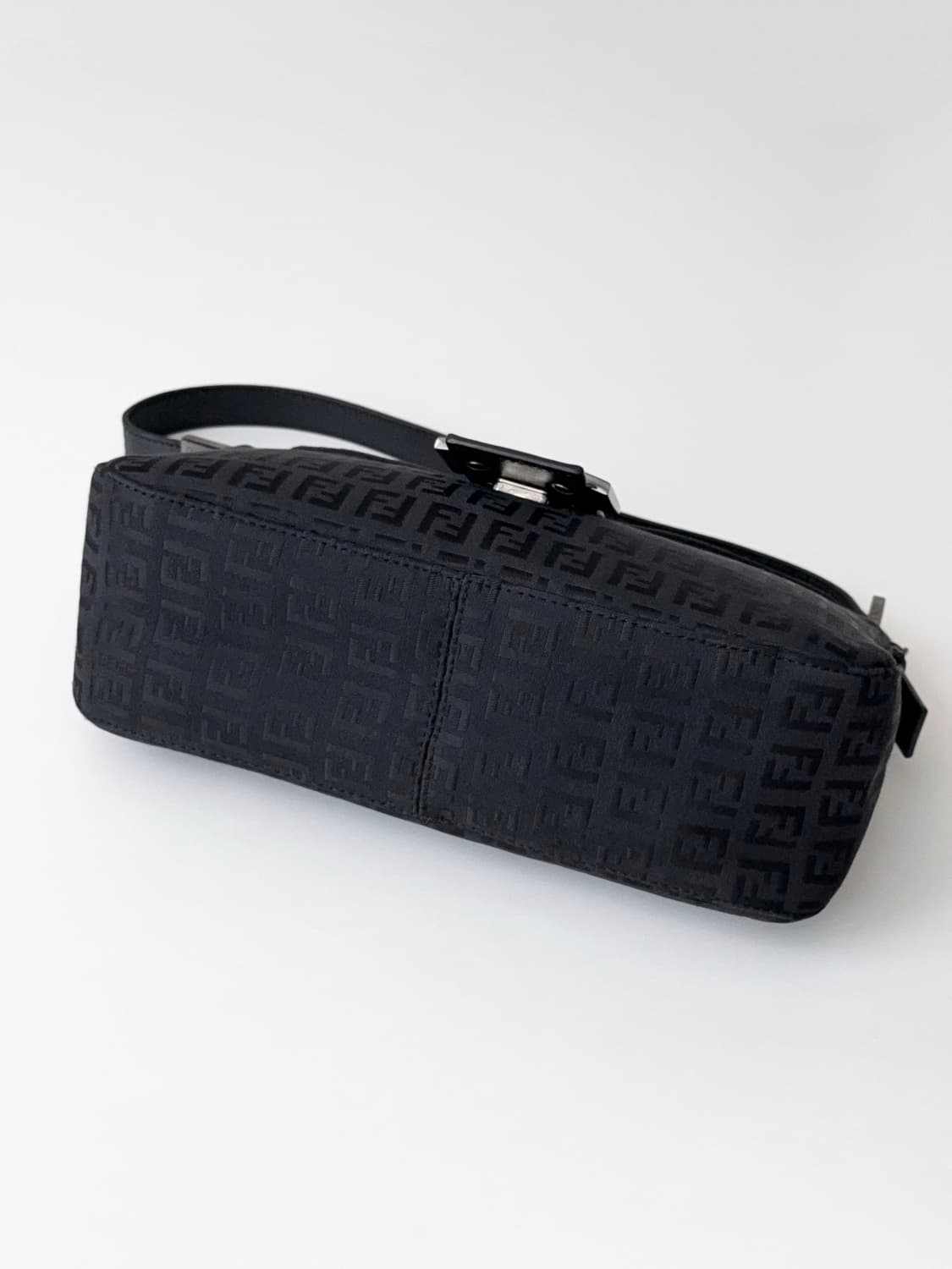 펜디 주카 더블 플랩 바게트백 상품이미지8