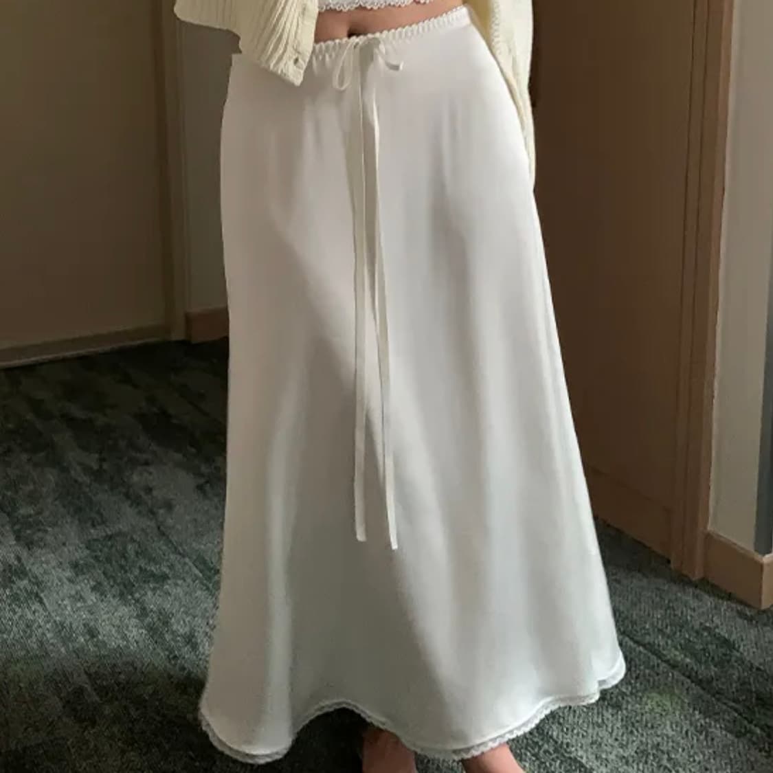 레이스 리본 큐빅 새틴 롱스커트 상품이미지3