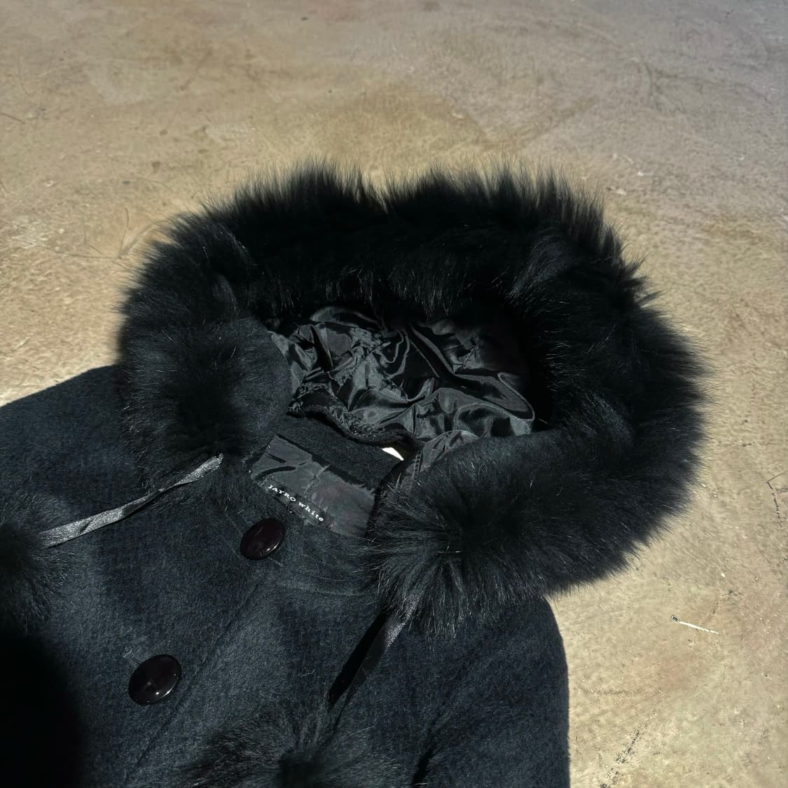 후드 퍼 트림 폼폼 블랙코트 상품이미지4