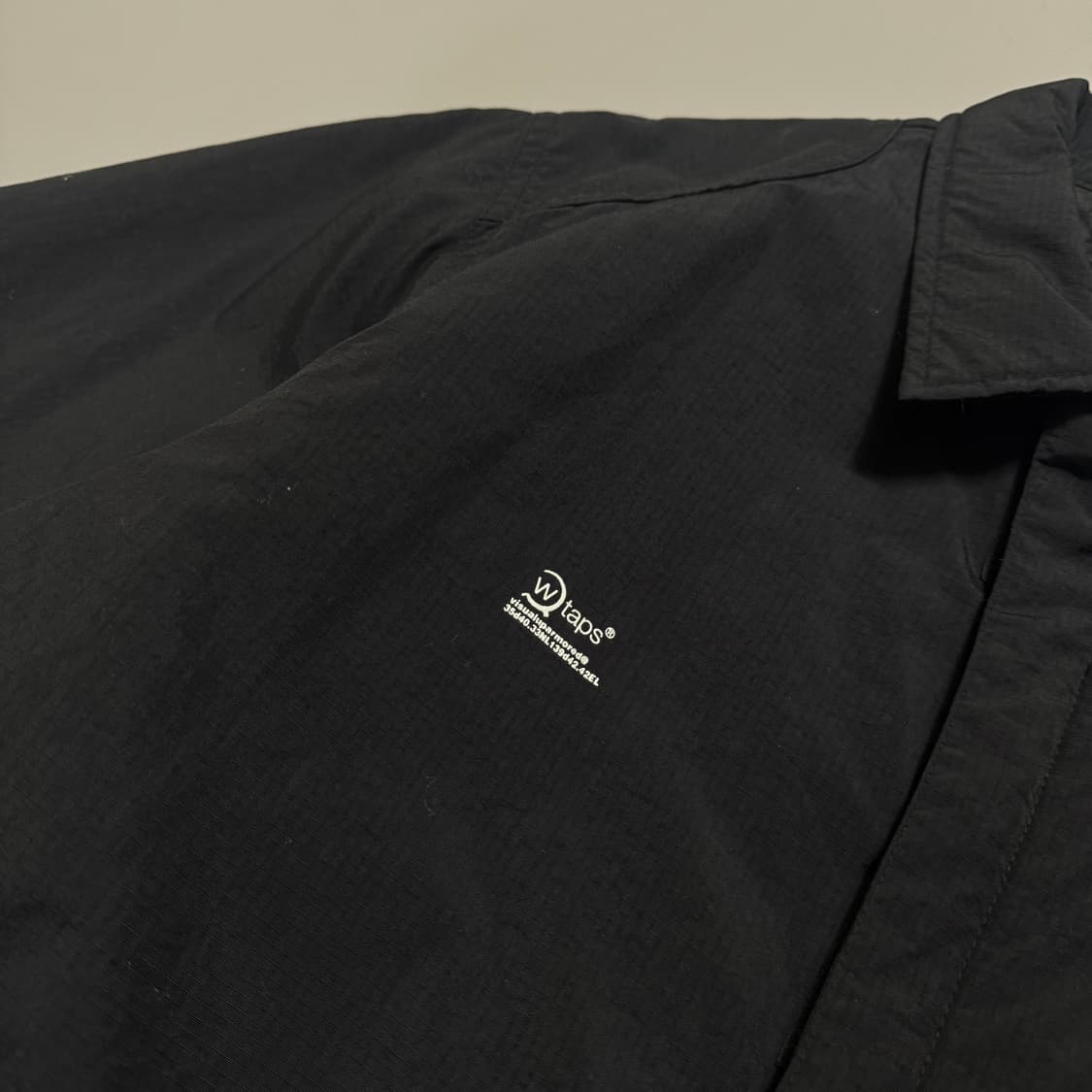 더블탭스(WTAPS) 블랙컬러 크로스 본 엘보패치 나일론 정글 자켓 상품이미지4