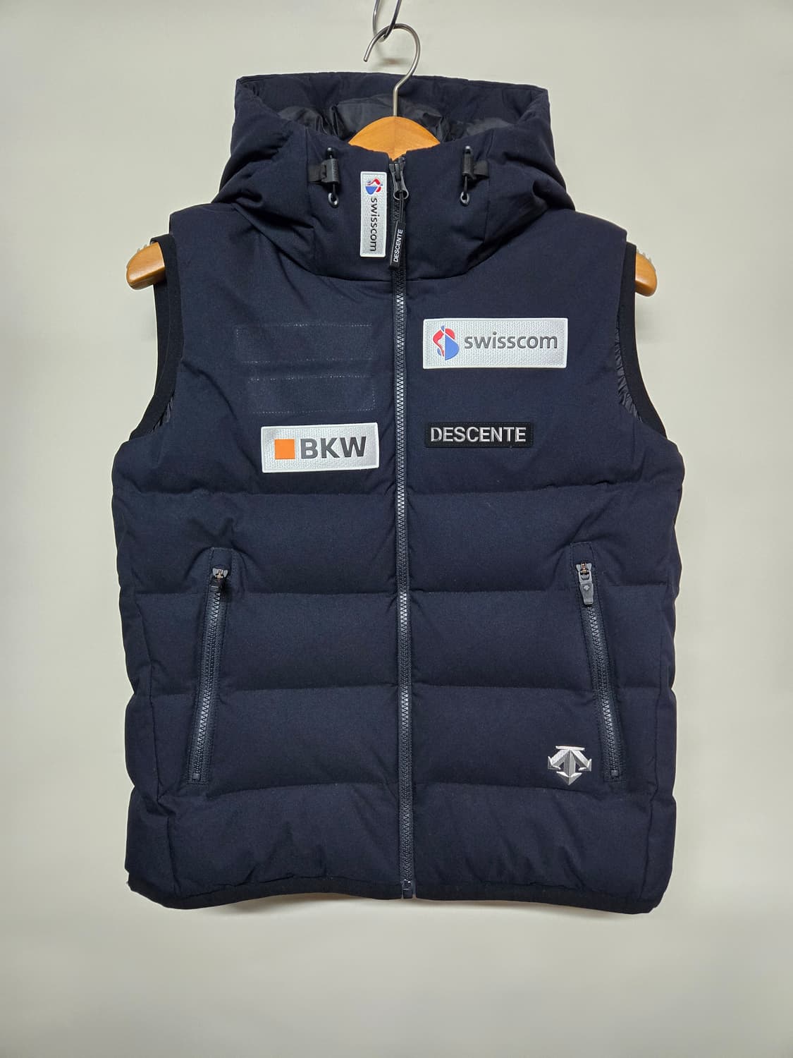 데상트 스위스 스키팀 패딩  조끼 네이비 후드 S 상품이미지1