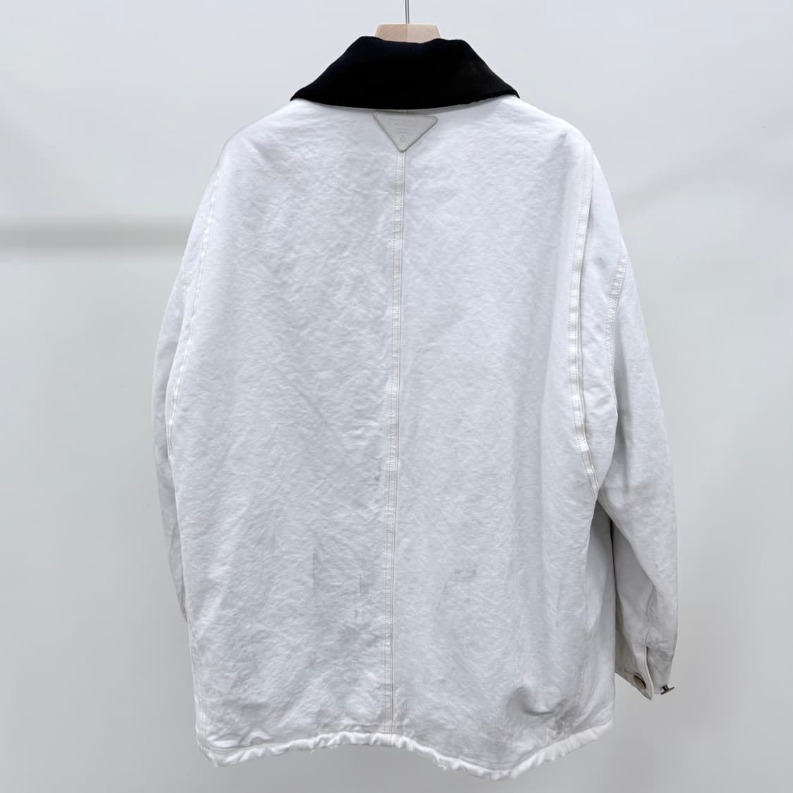 [S+급/오버핏S] 24FW 프라다 더티 워싱 코튼 자켓 화이트 상품이미지4