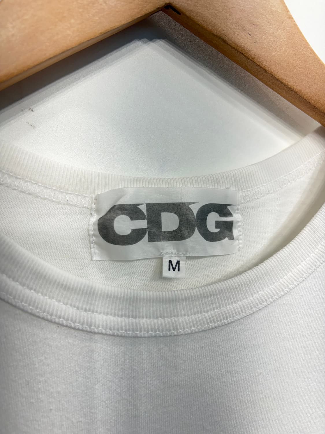 M 꼼데가르송 CDG 로고 반팔 티셔츠 화이트  상품이미지4