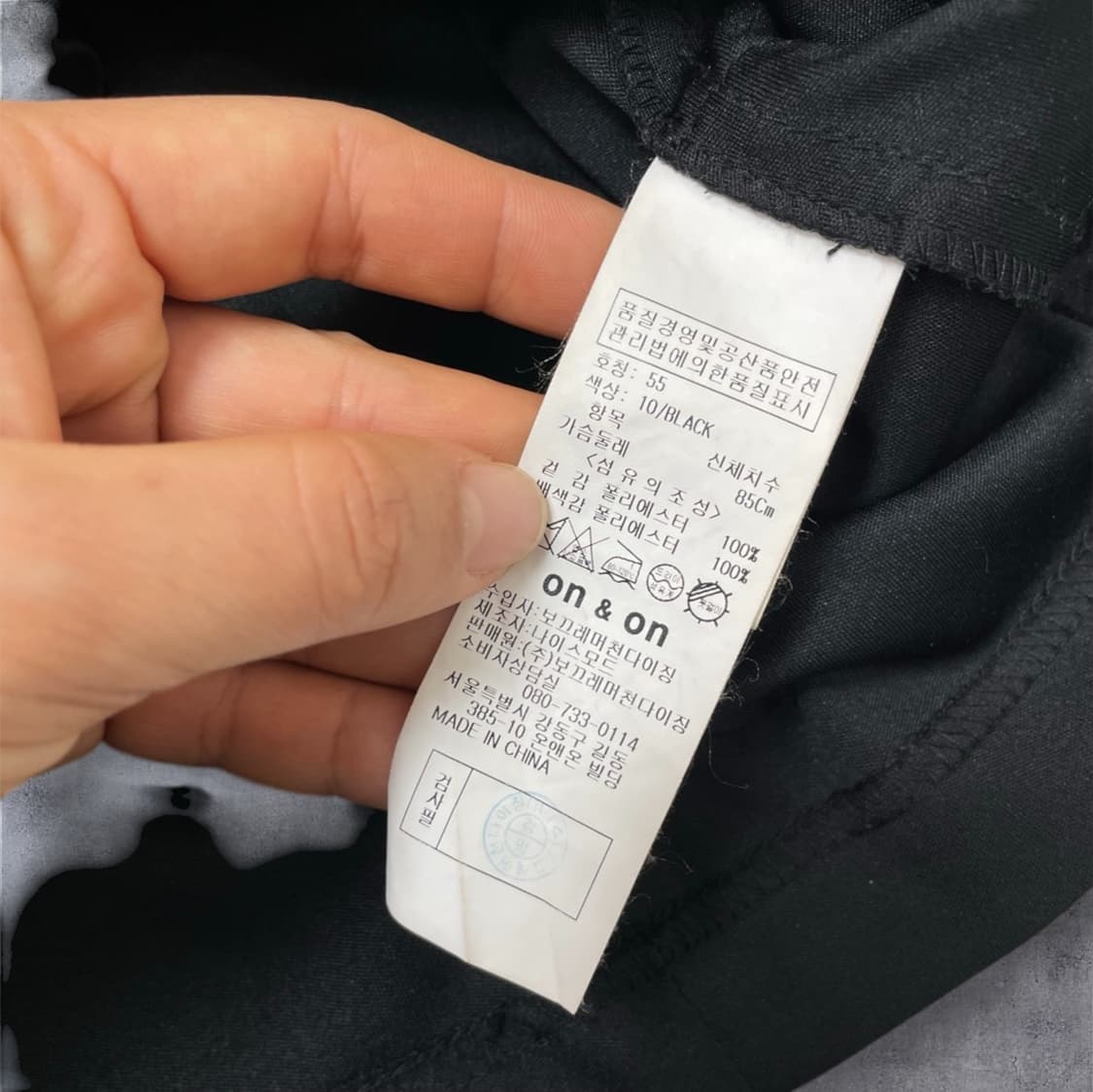 온앤온 On&on 블랙 러플 디테일 리본 카라 슬리브리스 블라우스 55 상품이미지3