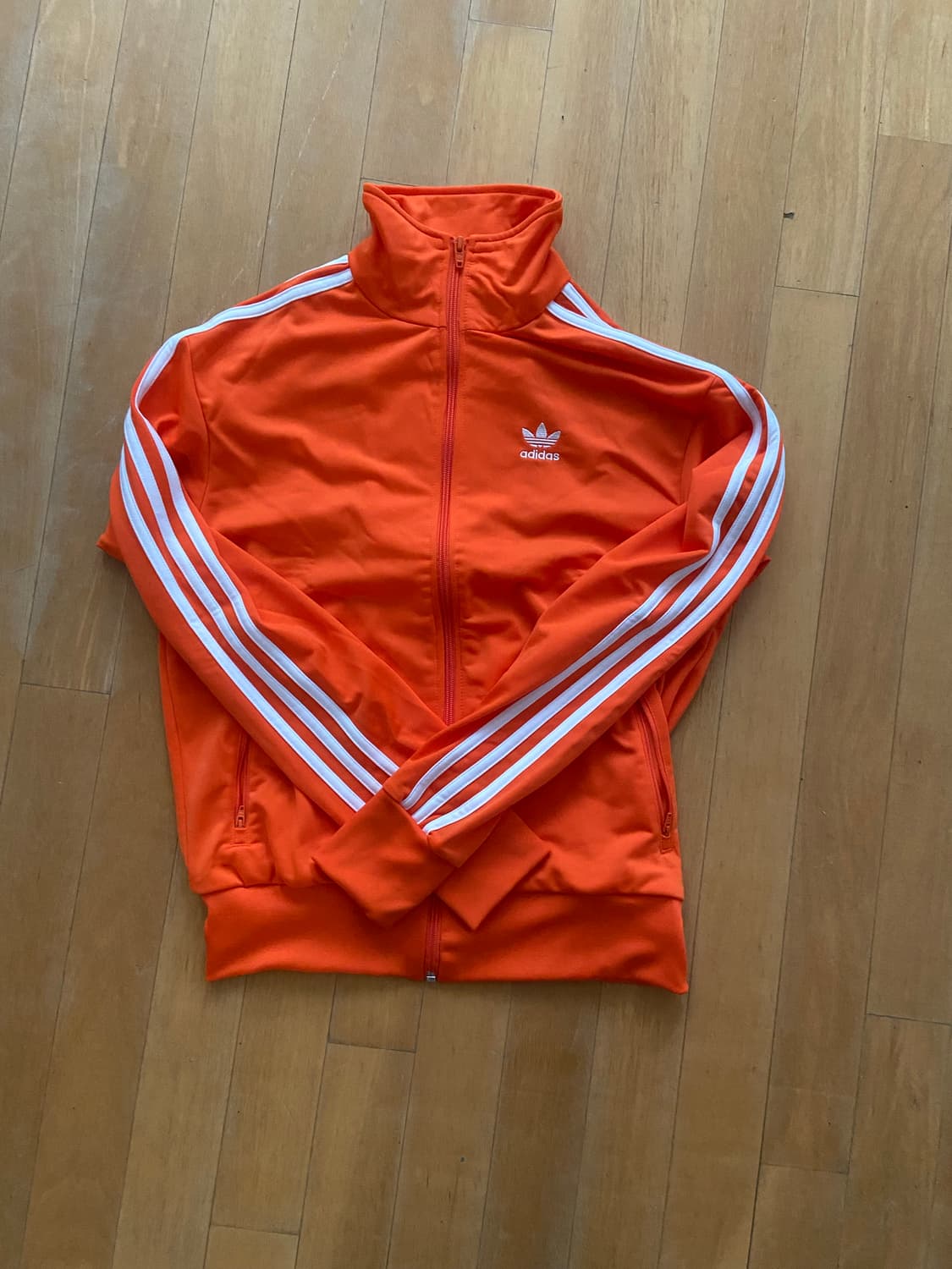 (첫번째 사진은 이전 판매자분 사진입니다) 아디다스 트랙탑 상품이미지2