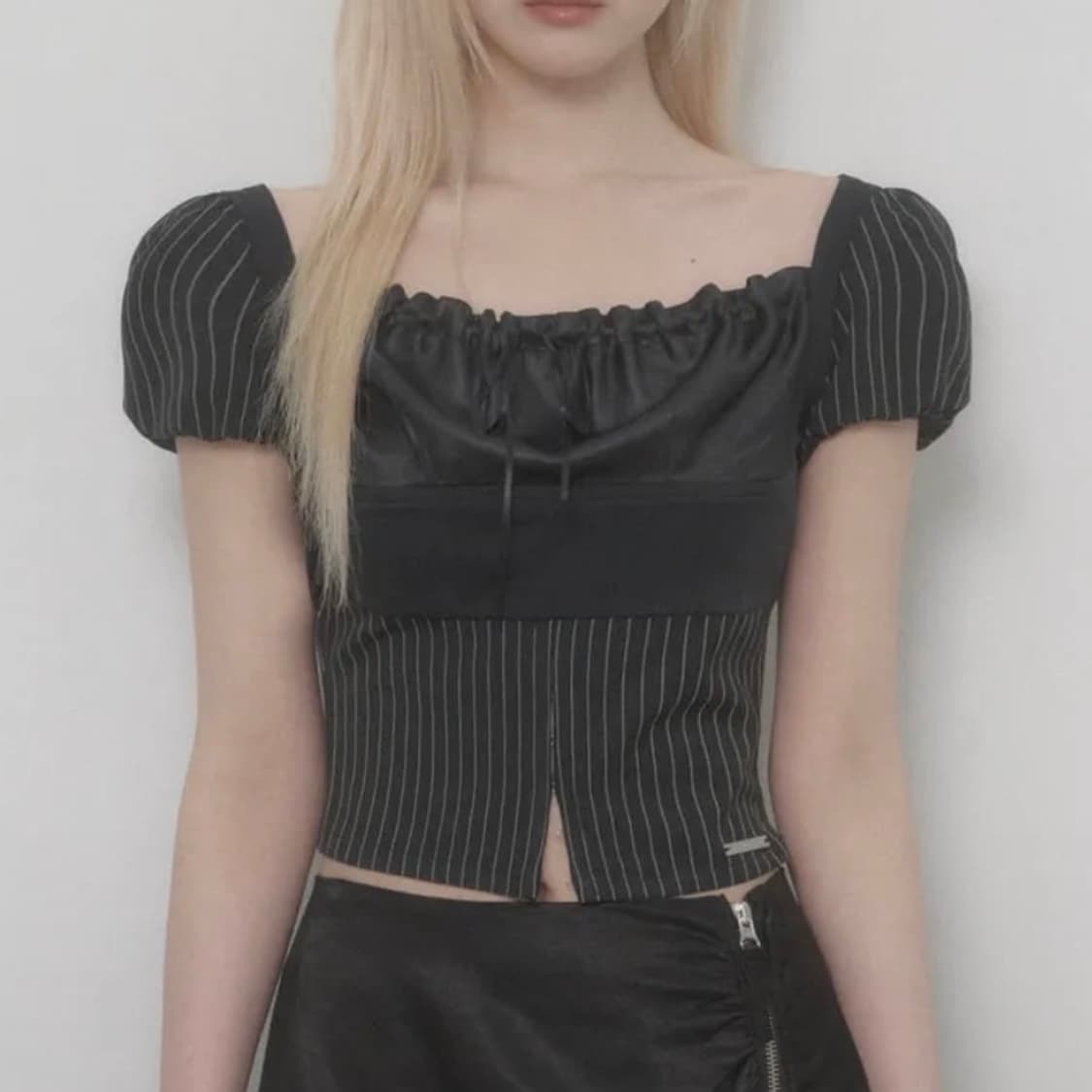 에트오소메 스트라이프 레이스 업 퍼프 탑 블랙 상품이미지1