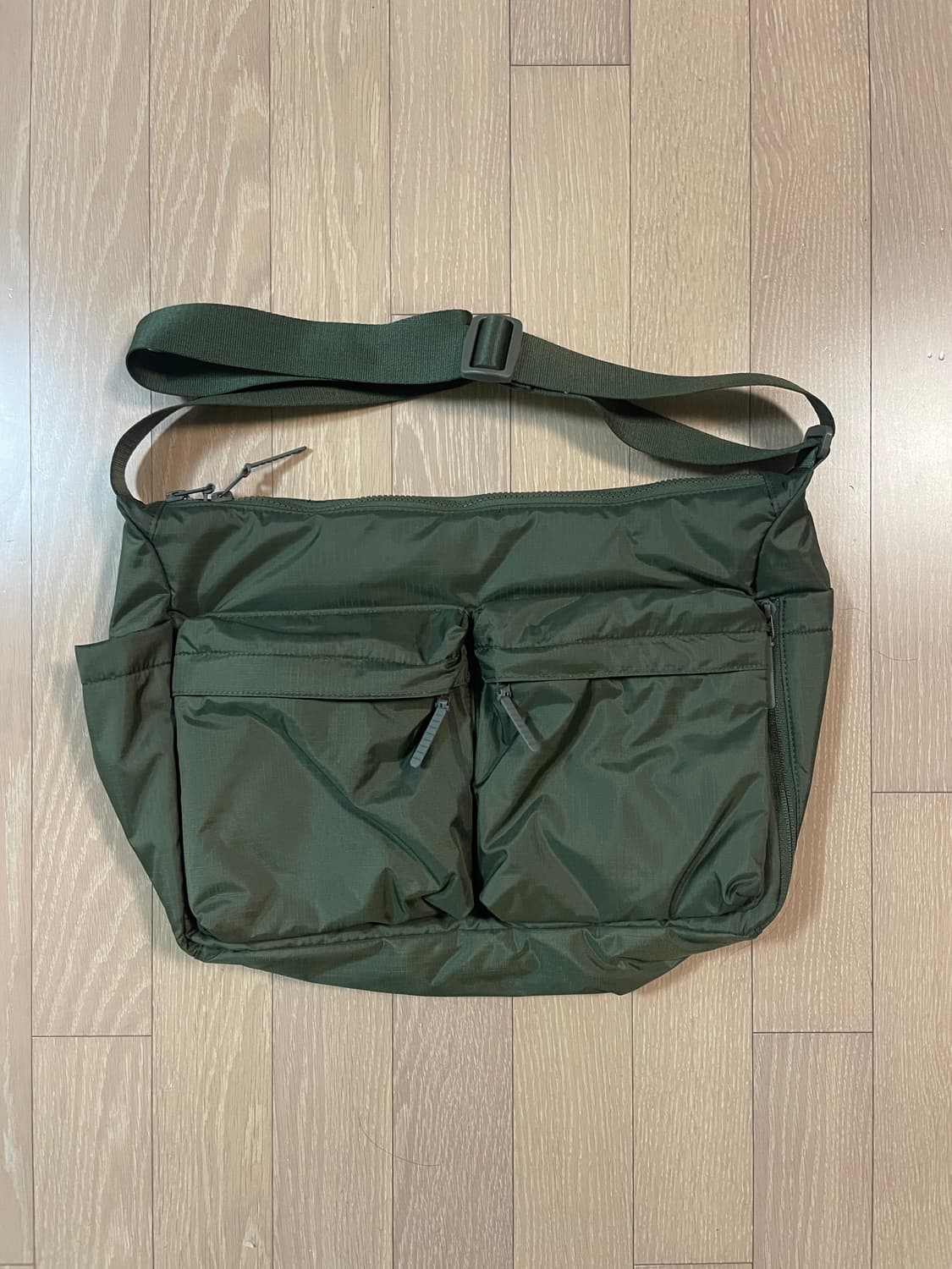 유니클로 멀티포켓숄더백 올리브 상품이미지1