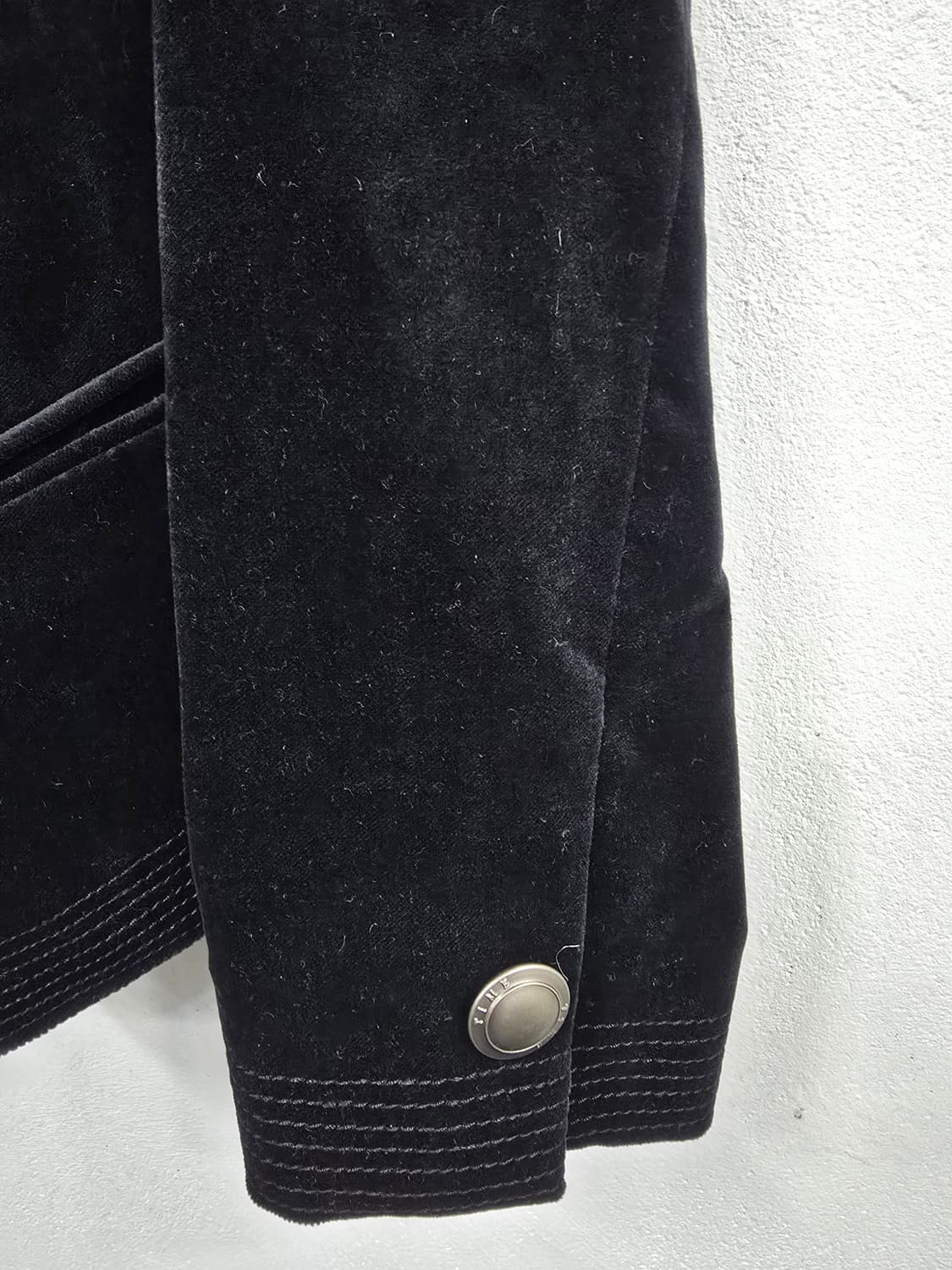 타임 포스트모던 투버튼 벨벳 크롭 블레이져 상품이미지5