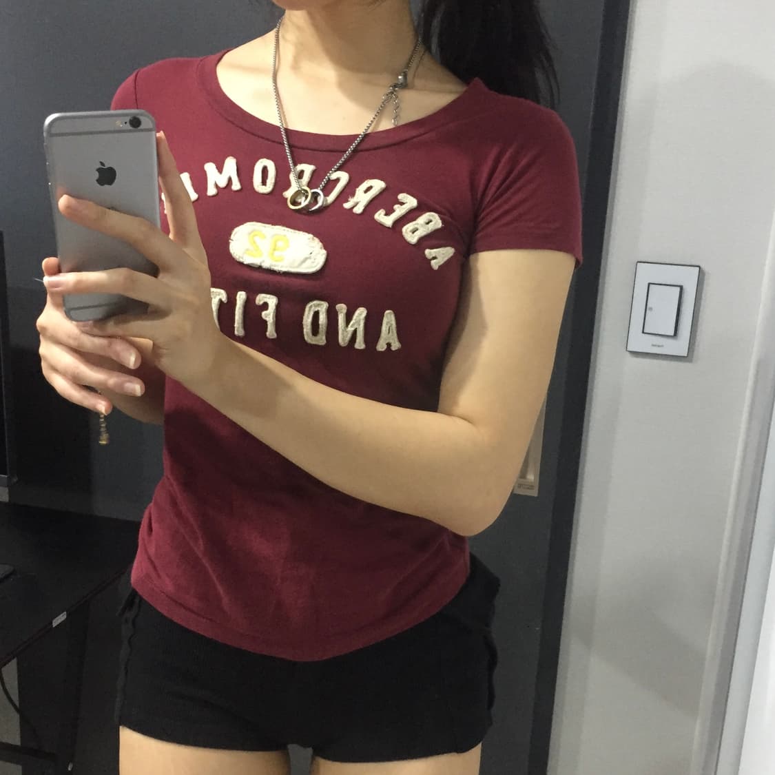 Abercrombie 딱붙슬림핏 버건디 라운드 반팔 상품이미지3