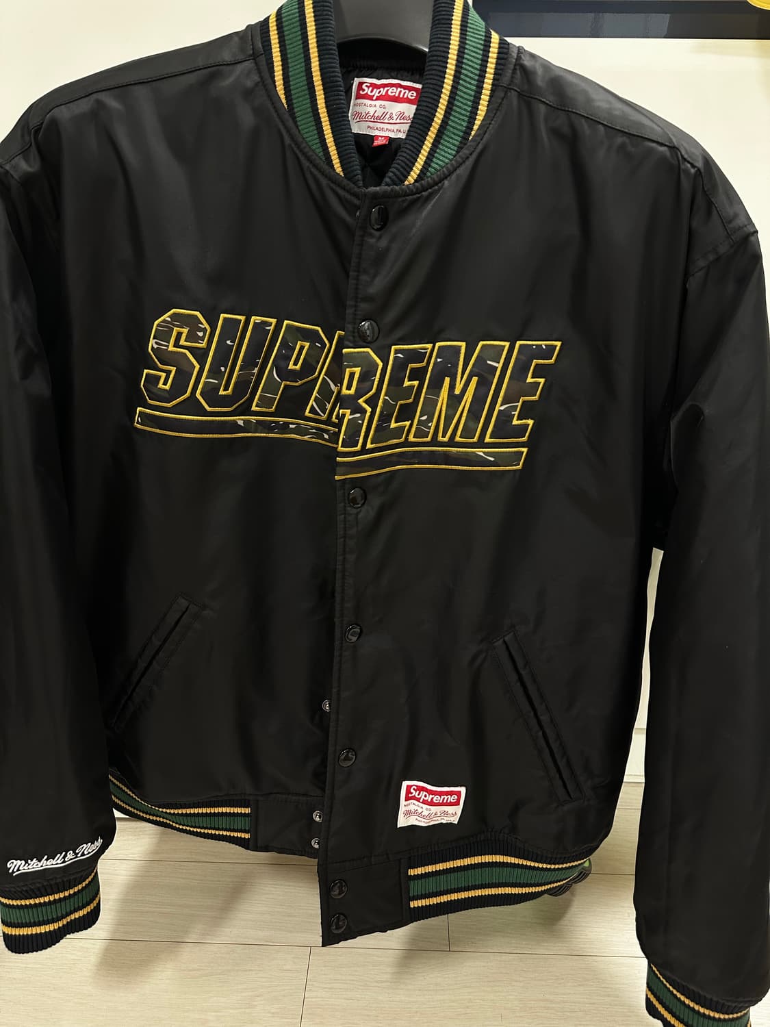 슈프림 미첼 & 네스 카모 로고 바시티 자켓 블랙 - 25SS 상품이미지1