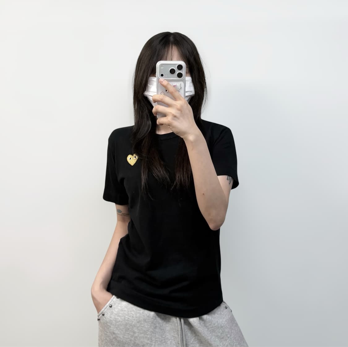 꼼데가르송 하트 골드 와펜 반팔티 블랙 상품이미지1
