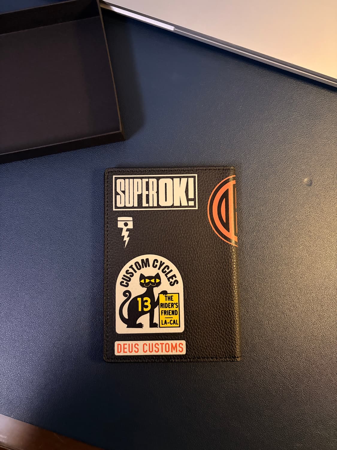 데우스 엑스 마키나 여권케이스 상품이미지2