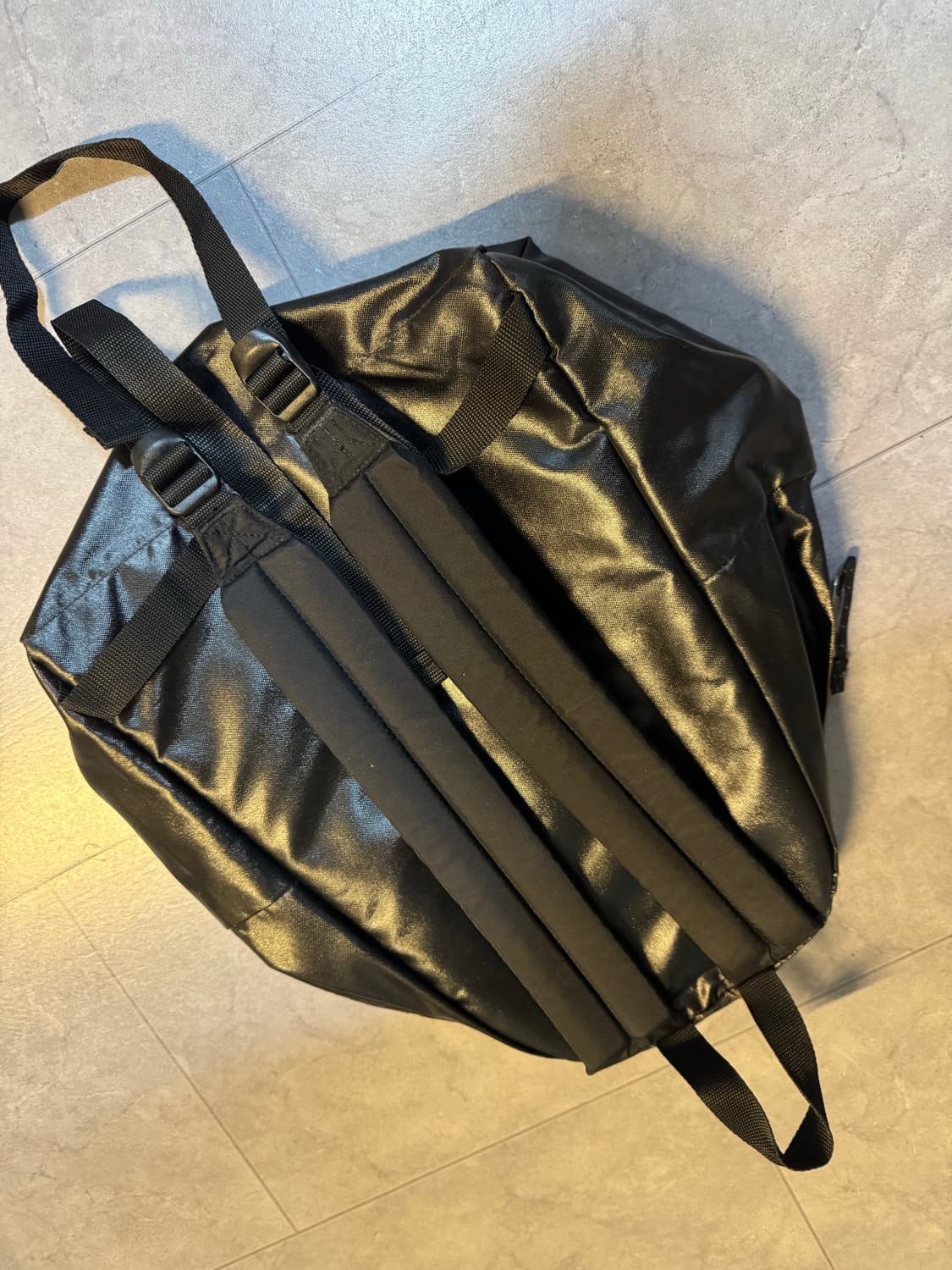 이스트팩 블랙 유광 백팩 상품이미지2