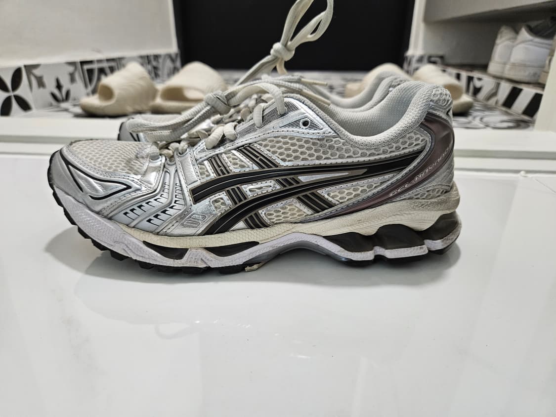 (235) 아식스 젤카야노14 크림블랙 상품이미지1