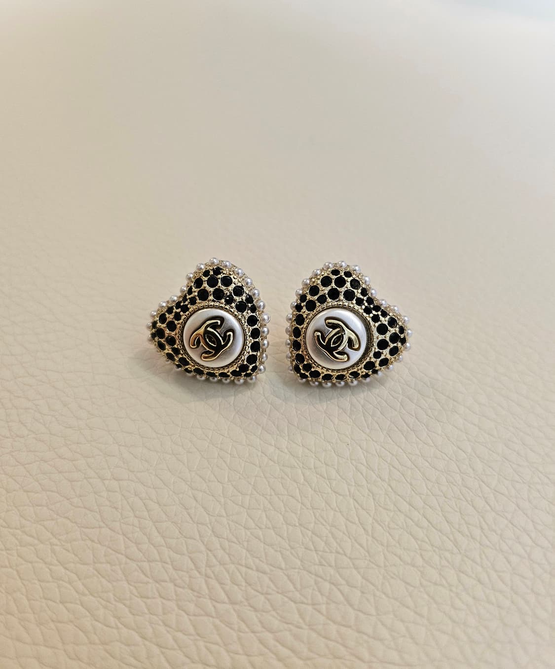 샤넬 큐빅하트 진주 블랙 귀걸이 업사이클링 상품이미지4