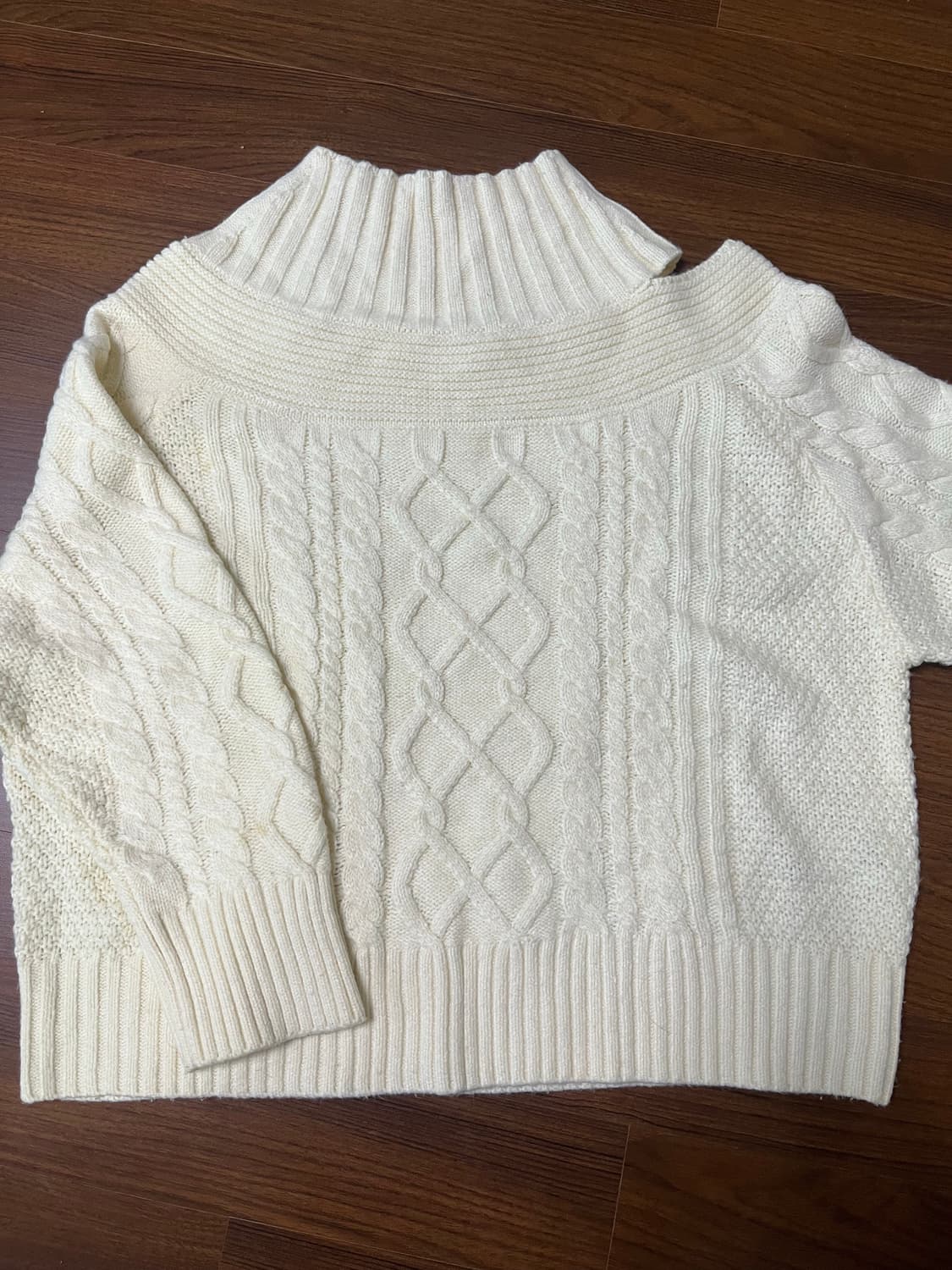 빈티지 어깨 트임 아이보리 반폴라 니트 상품이미지1