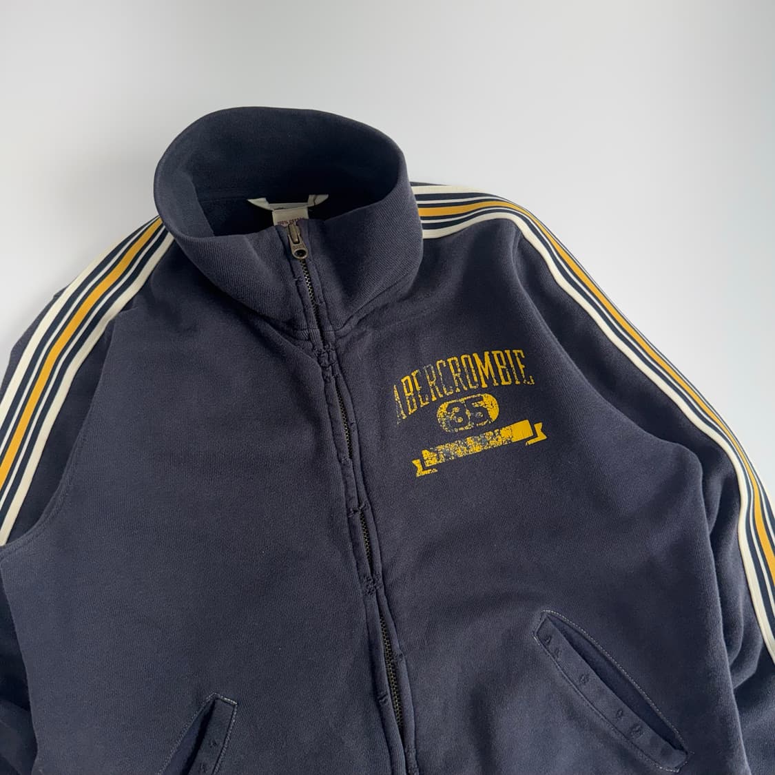 Abercrombie 아베크롬비 옐로우 그런지 로고 네이비 집업 상품이미지4