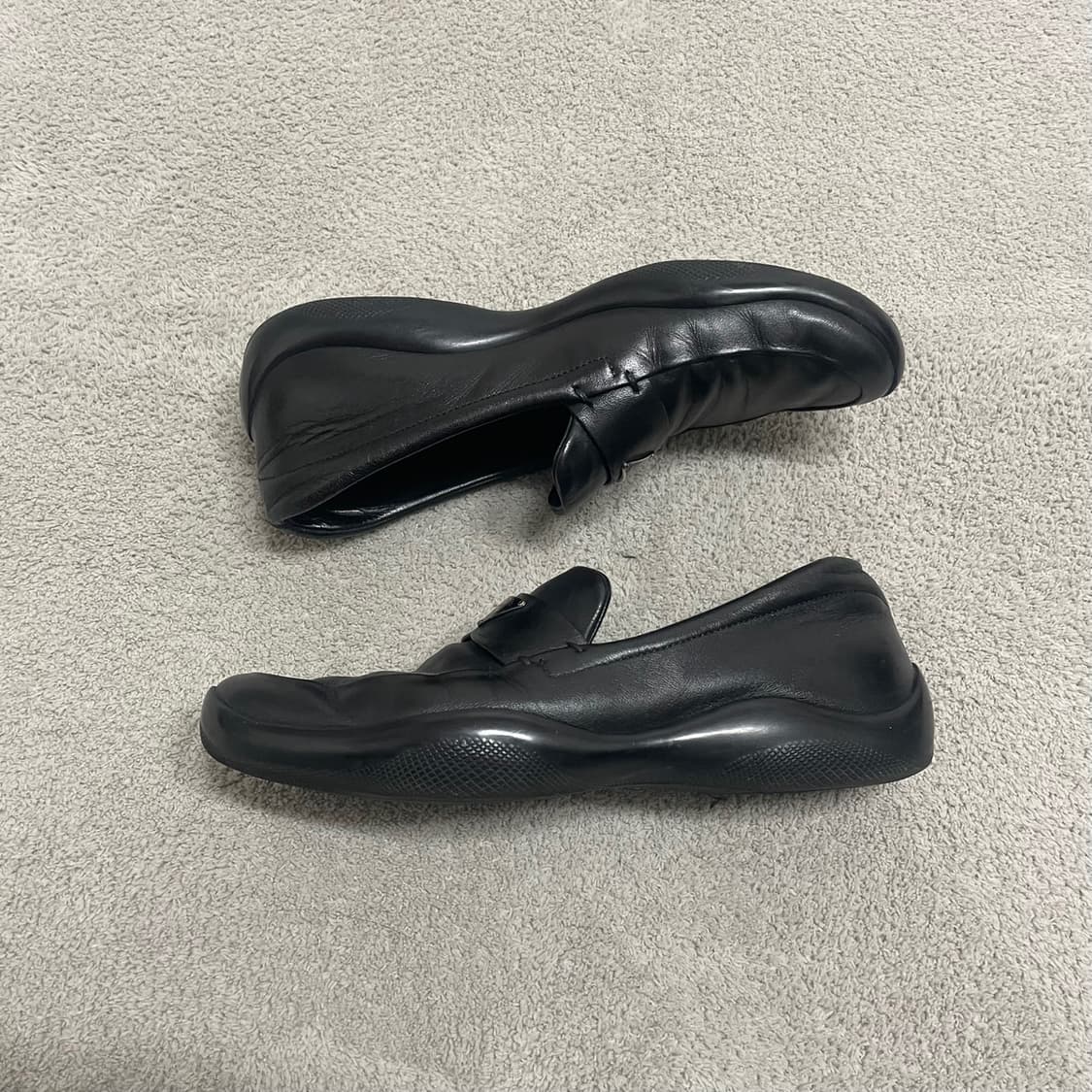 245) 프라다 스포츠 메탈 로고 로퍼 구두 상품이미지3