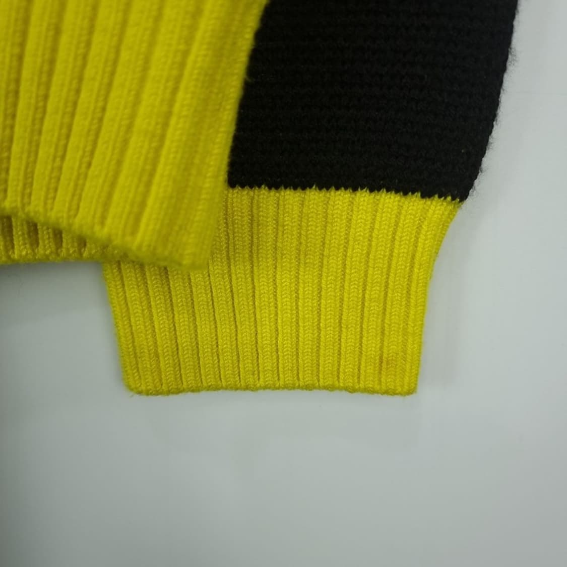 [엄브로] 빅로고 쟈카드 오버핏 니트 볼트 M18748 상품이미지9