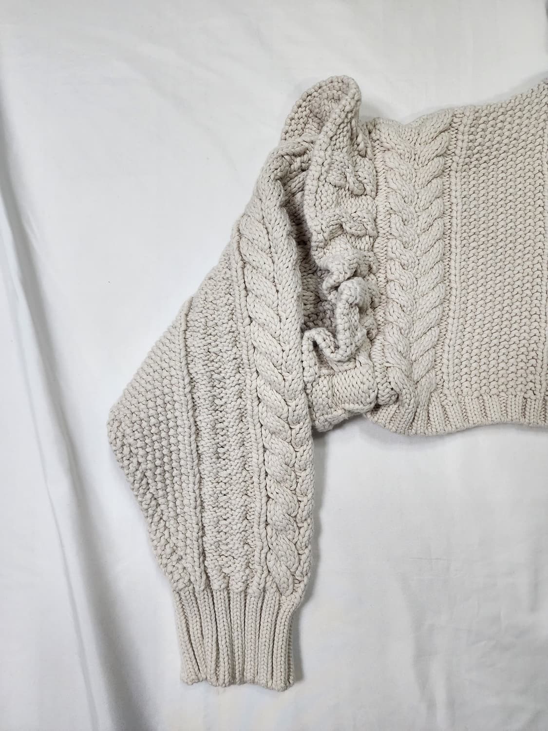 코스 아이보리 꽈배기 크롭 니트 탑 상품이미지4