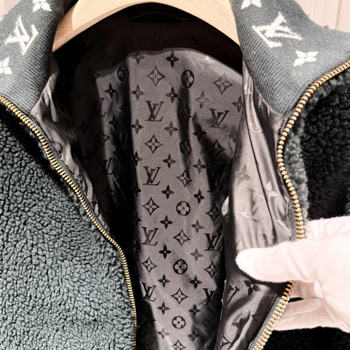 S / 루이비통 모노그램 레더패치 신상 그린 후리스 /26년 구매 상품이미지4